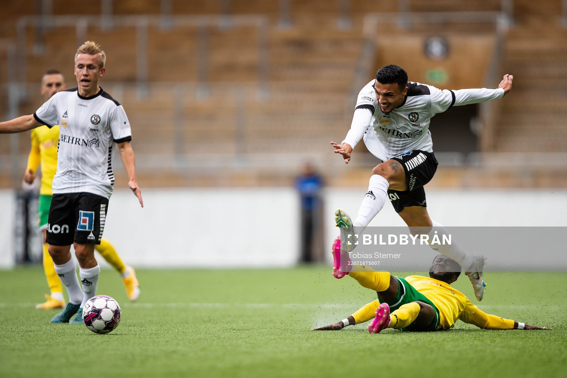 Örebros Ahmed Yasin och Dalkurds Frank Arhin under fotbollsmatchen i Superettan mellan Dalkurd och Örebro den 16 juli 2022 i Uppsala. 