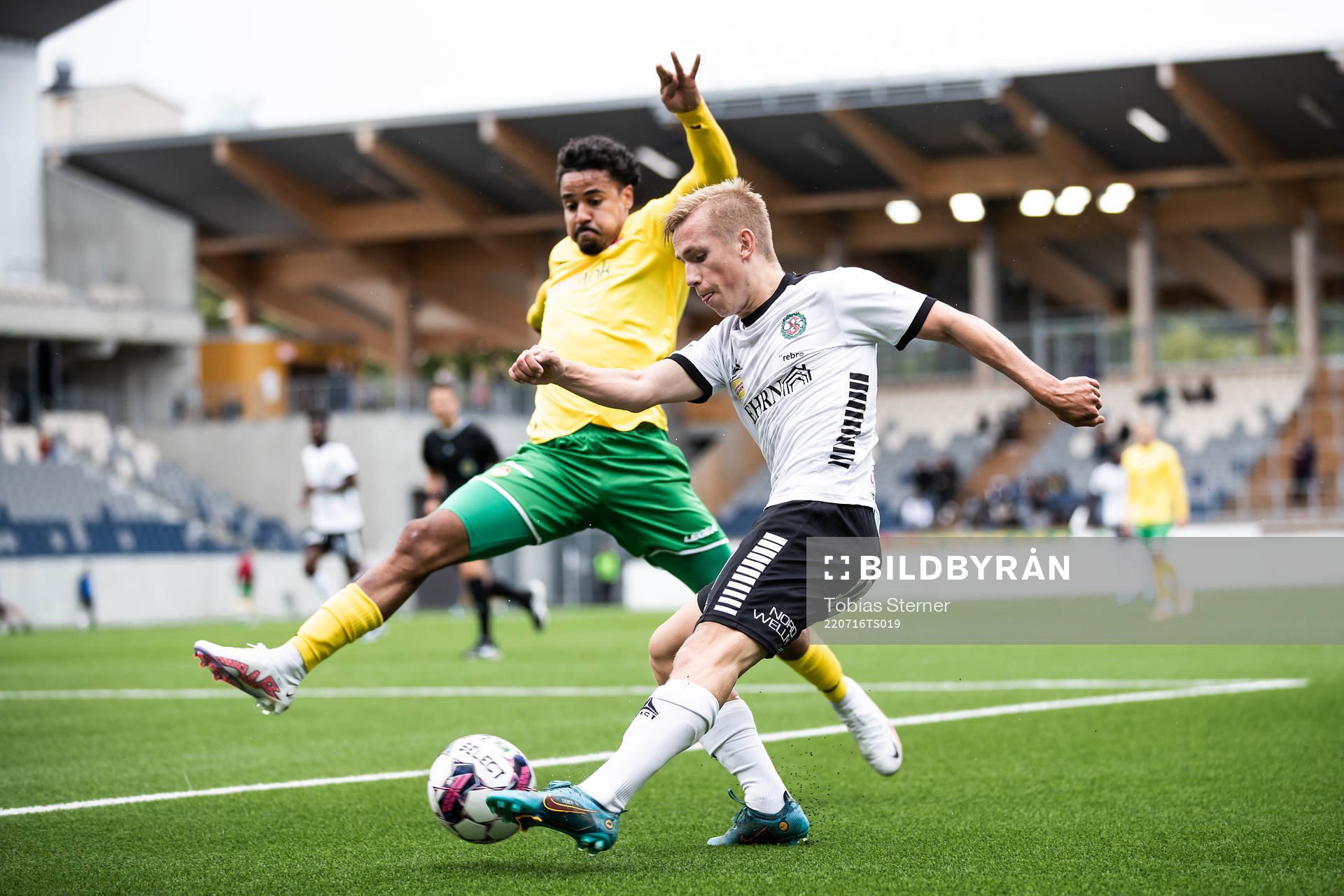 Dalkurds Fabio Nicolas Dixon och Örebros David Seger under fotbollsmatchen i Superettan mellan Dalkurd och Örebro den 16 juli 2022 i Uppsala.