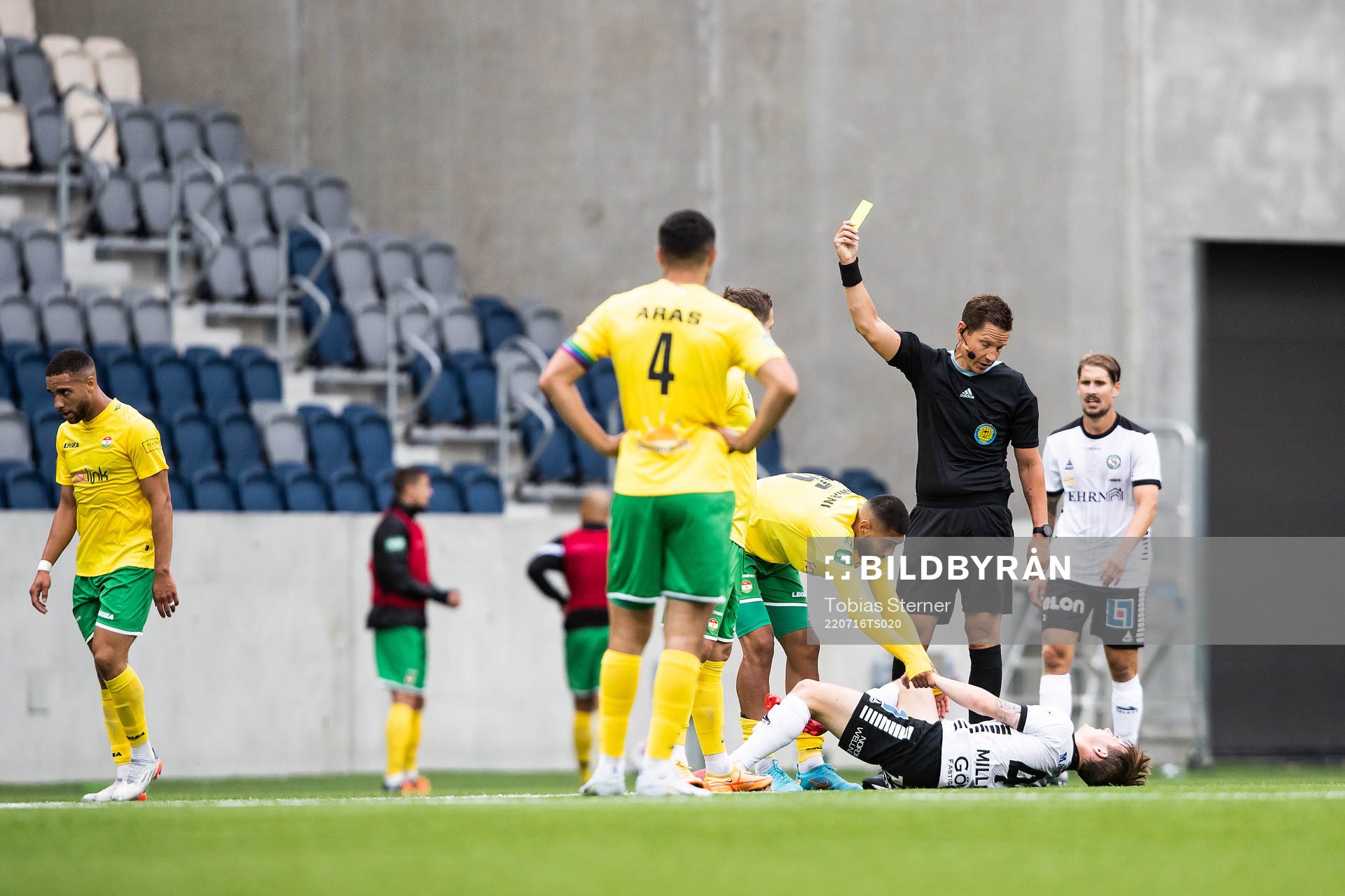 Dalkurds Rassa Rahmani tilldelas ett gult kort efter tackling på Örebros Noel Milleskog under fotbollsmatchen i Superettan mellan Dalkurd och Örebro den 16 juli 2022 i Uppsala.