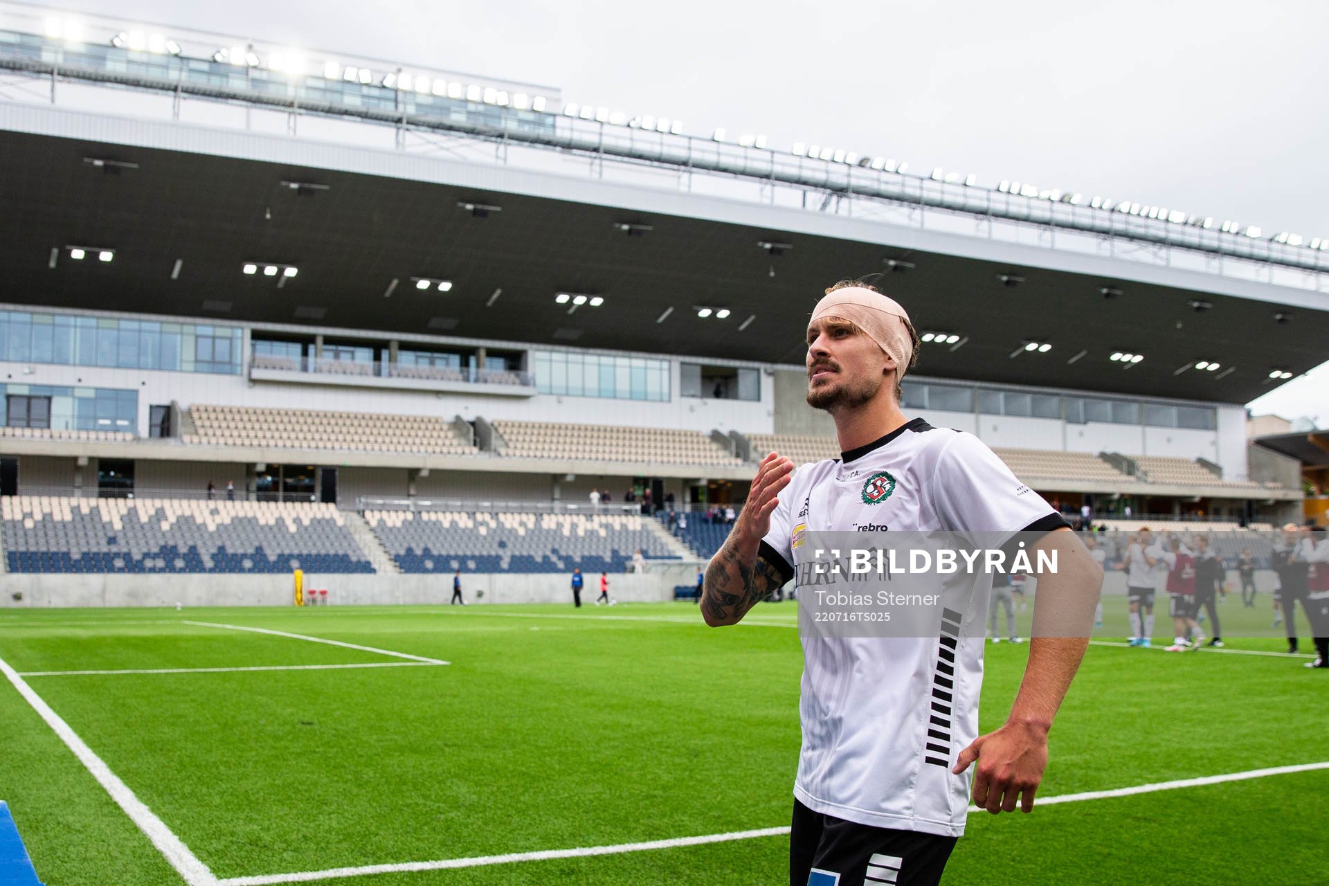 Örebros Daniel Björnkvist jublar