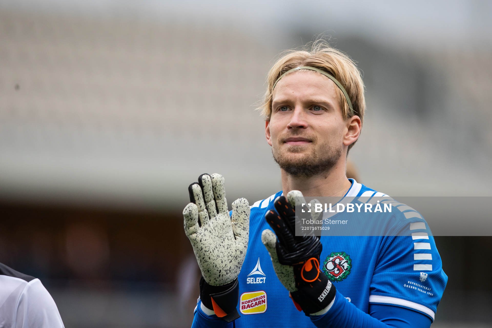 Örebros målvakt William Eskelinen jublar efter fotbollsmatchen i Superettan mellan Dalkurd och Örebro den 16 juli 2022 i Uppsala. 