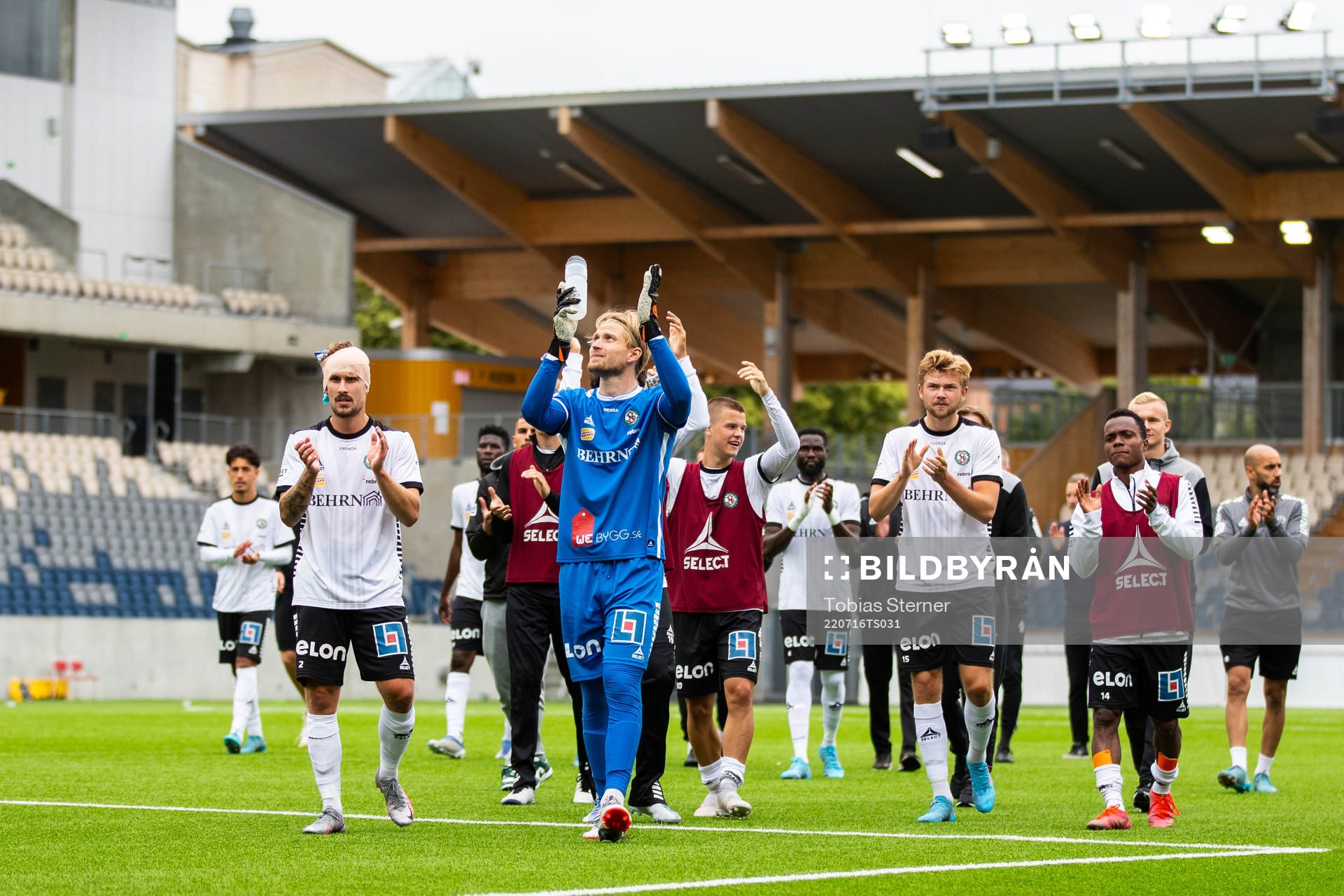 Örebros spelare jublar efter fotbollsmatchen i Superettan mellan Dalkurd och Örebro den 16 juli 2022 i Uppsala. 