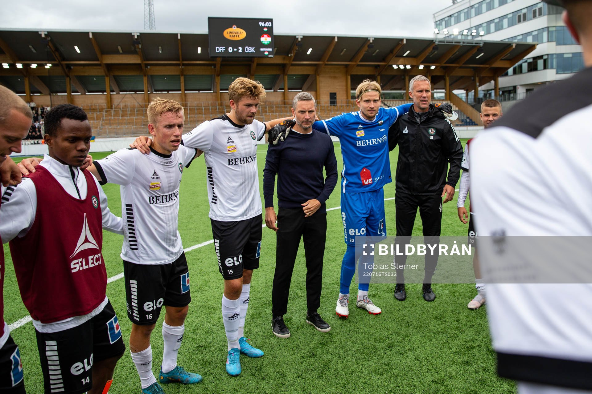 Örebros huvudtränare Axel Kjäll med spelare