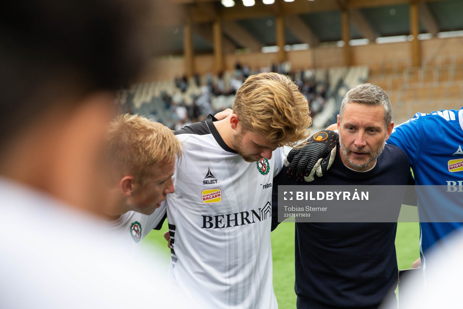 Örebros huvudtränare Axel Kjäll med spelare