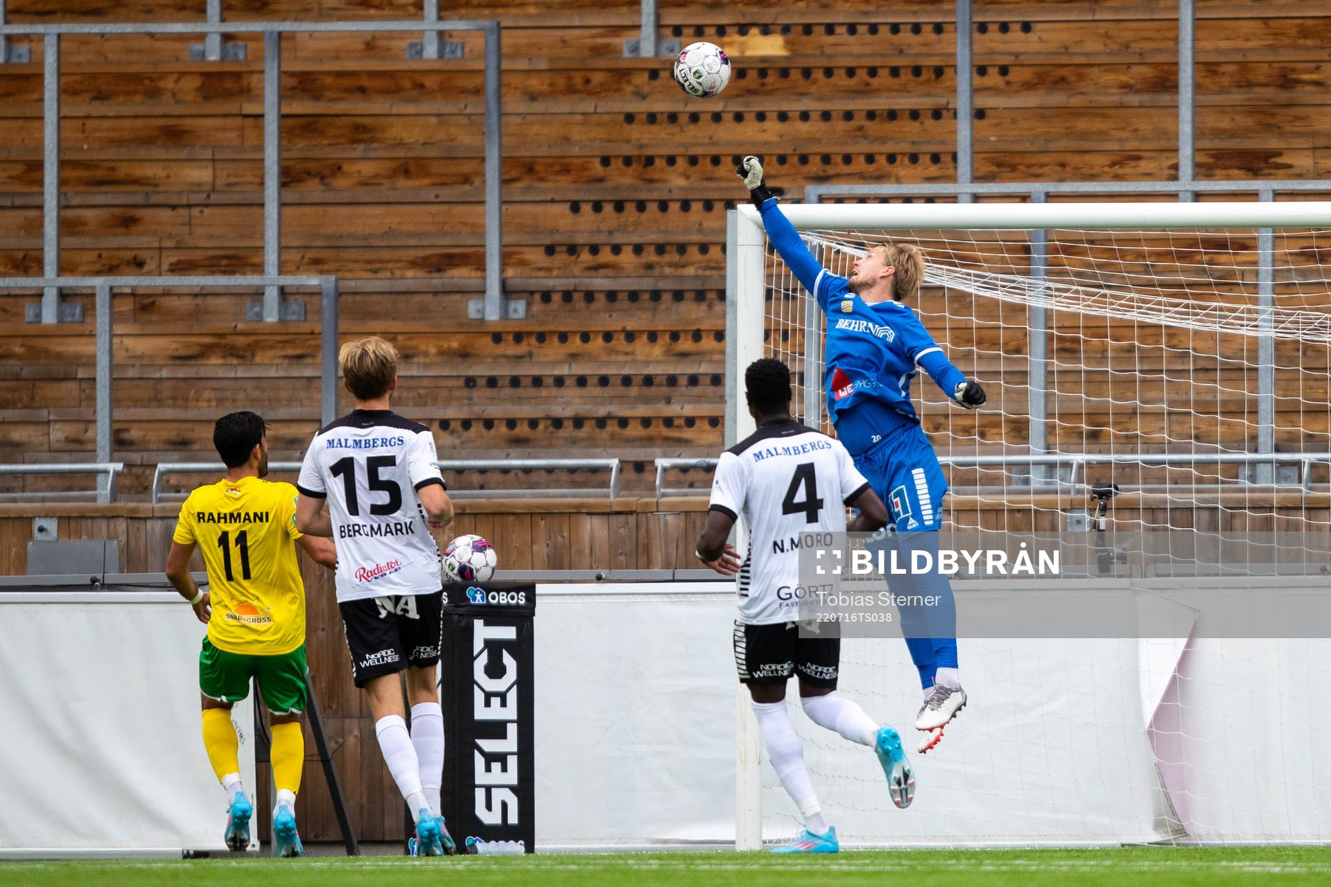 Örebros målvakt William Eskelinen under fotbollsmatchen i Superettan mellan Dalkurd och Örebro den 16 juli 2022 i Uppsala. 