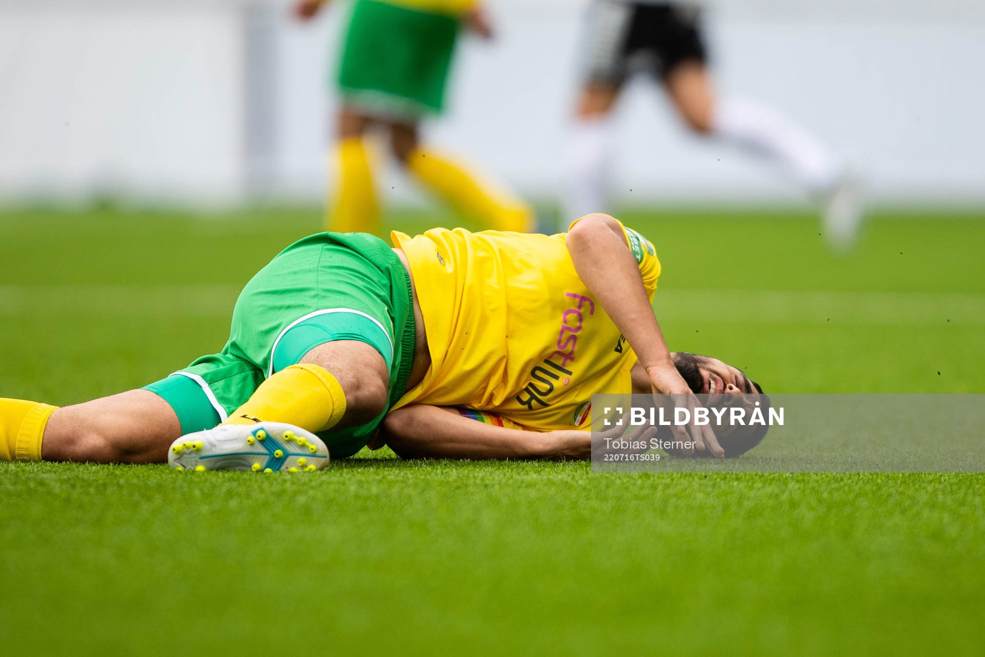 Dalkurds Umit Aras har ont under fotbollsmatchen i Superettan mellan Dalkurd och Örebro den 16 juli 2022 i Uppsala. 