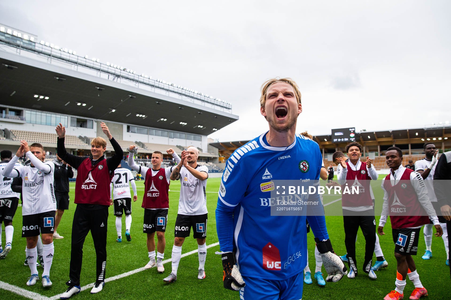 Örebros målvakt William Eskelinen jublar