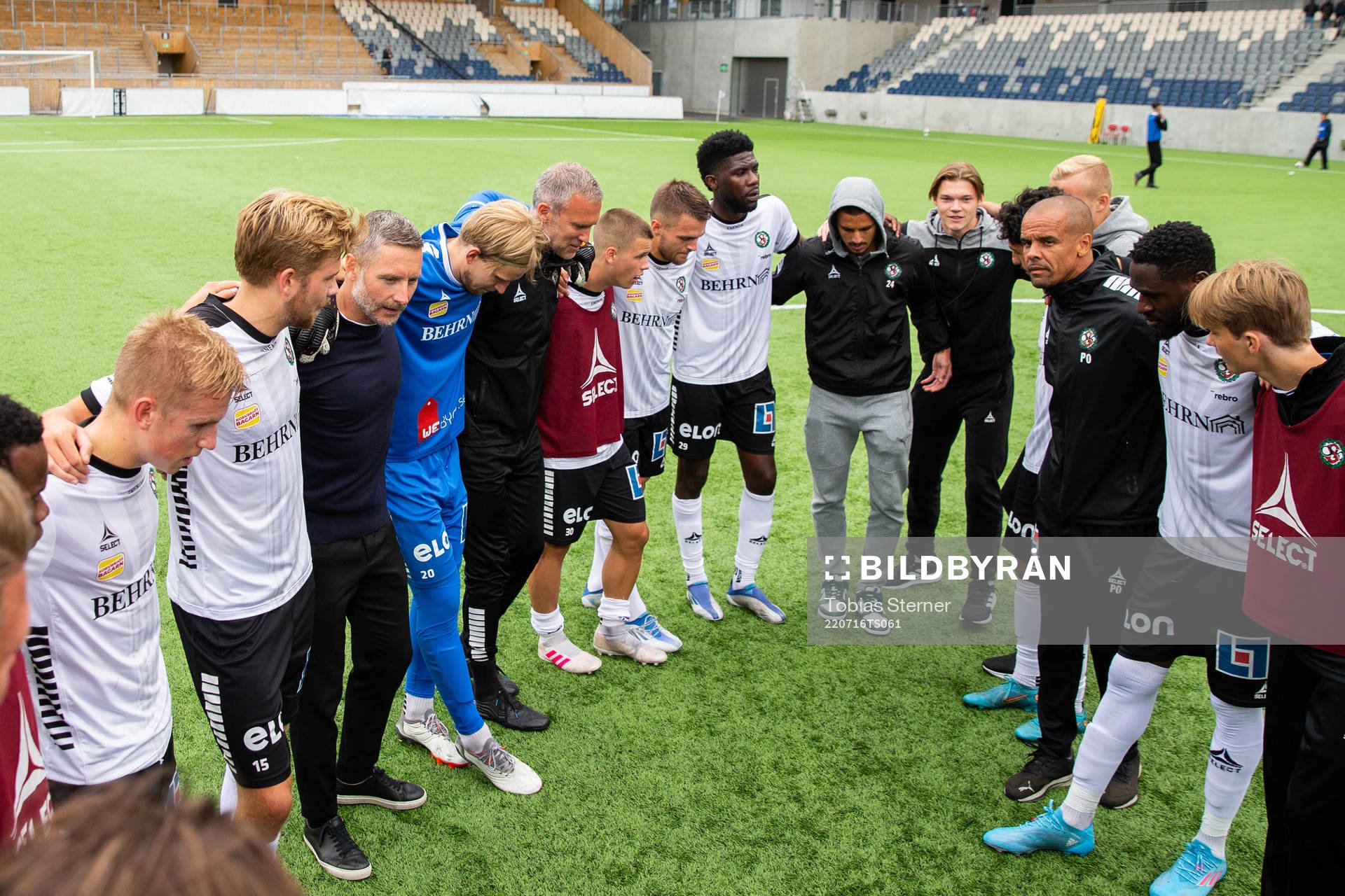 Örebros huvudtränare Axel Kjäll och spelare efter fotbollsmatchen i Superettan mellan Dalkurd och Örebro den 16 juli 2022 i Uppsala. 