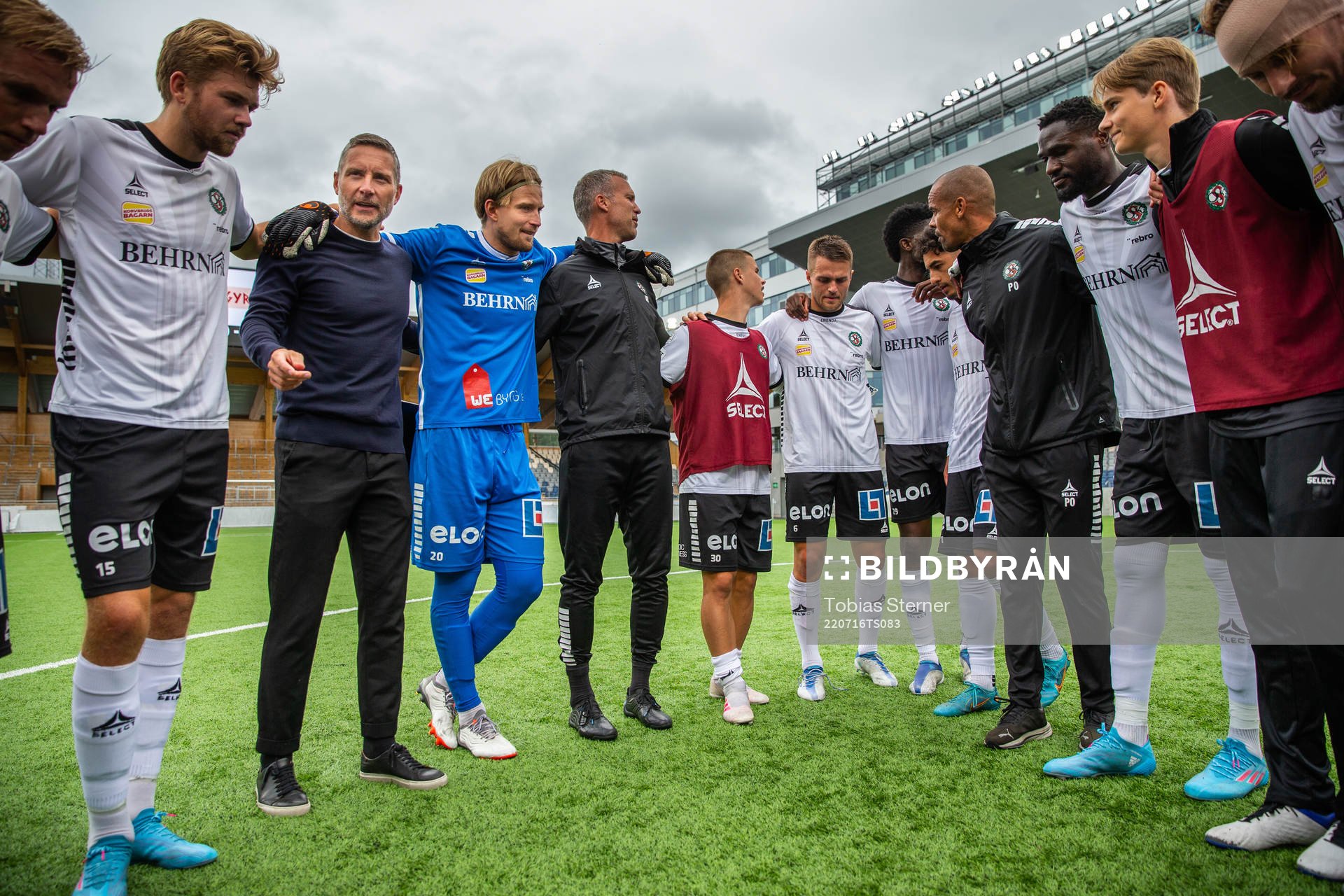 Örebros huvudtränare Axel Kjäll och spelare efter fotbollsmatchen i Superettan mellan Dalkurd och Örebro den 16 juli 2022 i Uppsala. 
