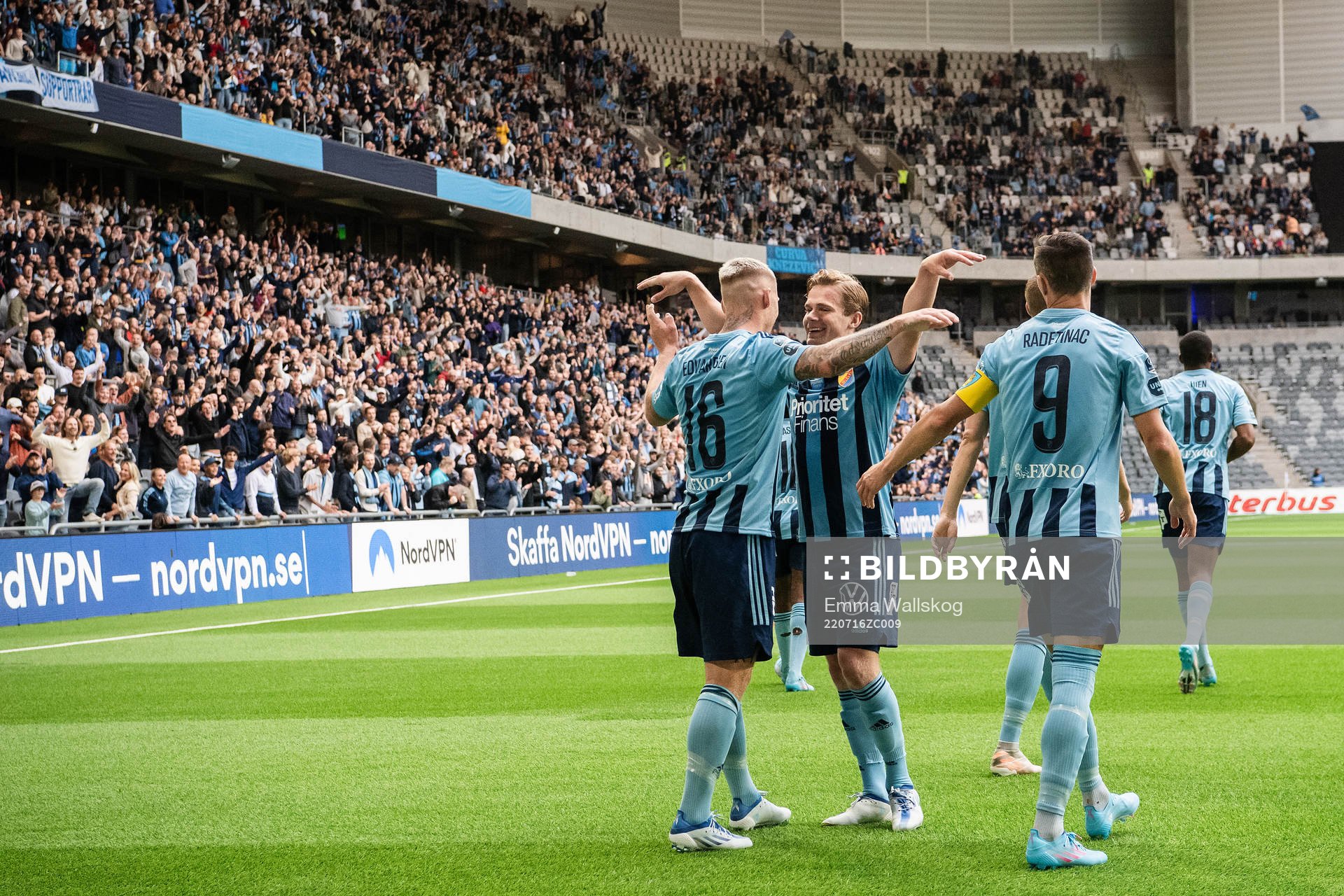 Djurgårdens Victor Edvardsen och Hampus Finndell jublar