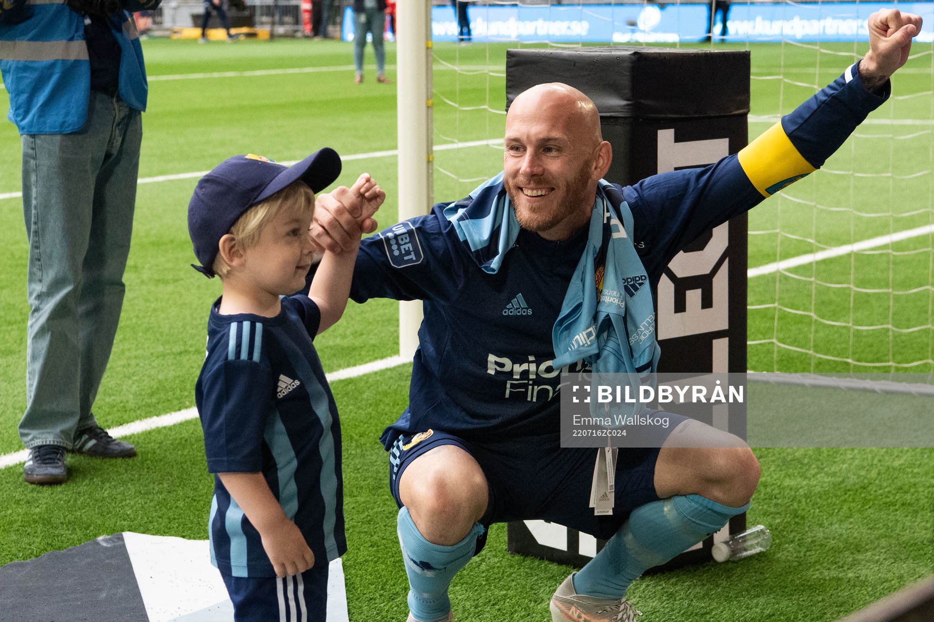 Djurgårdens Magnus Eriksson jublar med sin son