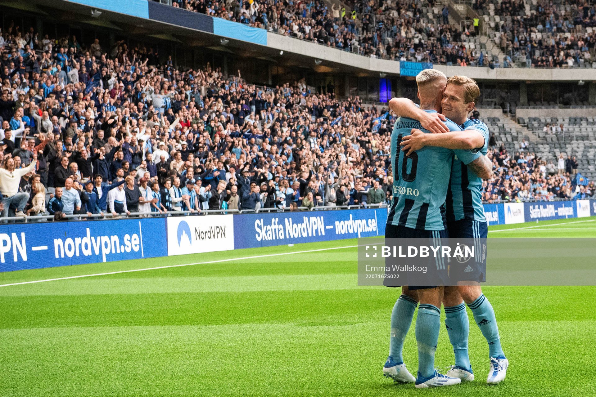 Djurgårdens Victor Edvardsen och Hampus Finndell jublar
