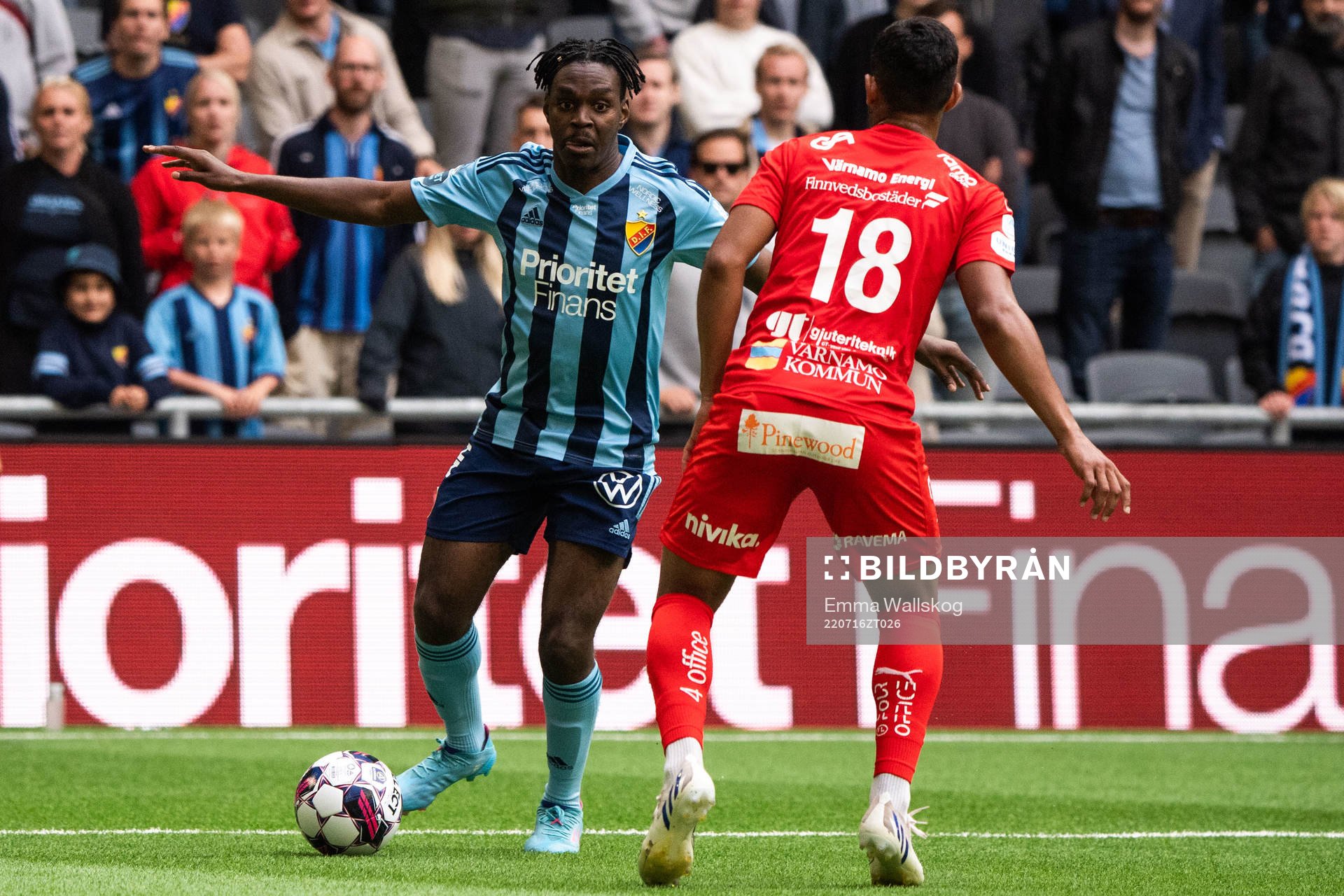 Djurgårdens Joel Asoro och Värnamos Wenderson Oliveira do