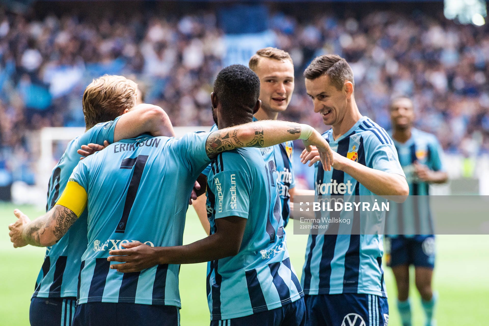 Djurgårdens Magnus Eriksson jublar med Piotr Johansson och