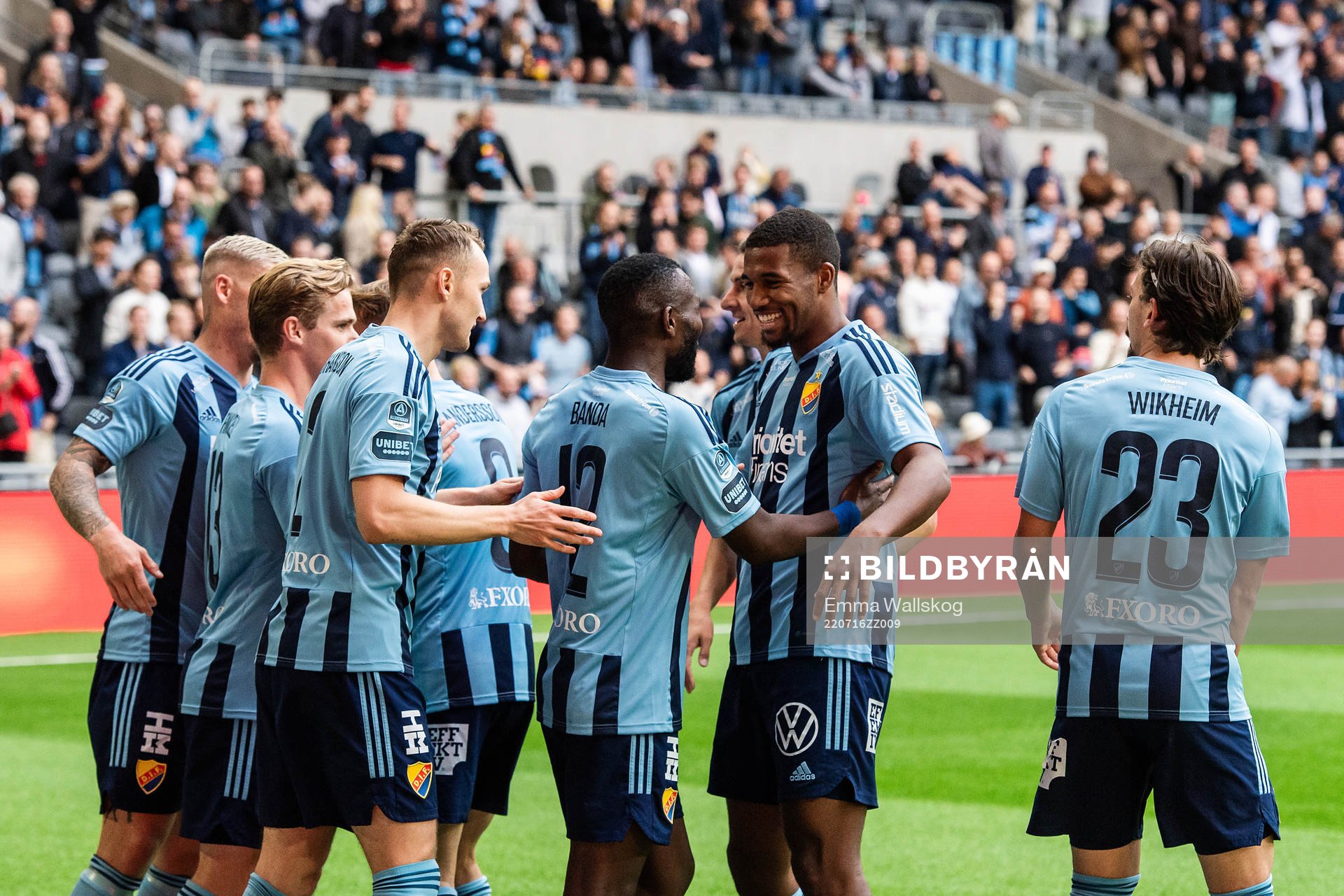 Djurgårdens Emmanuel Banda och Isak Hien jublar