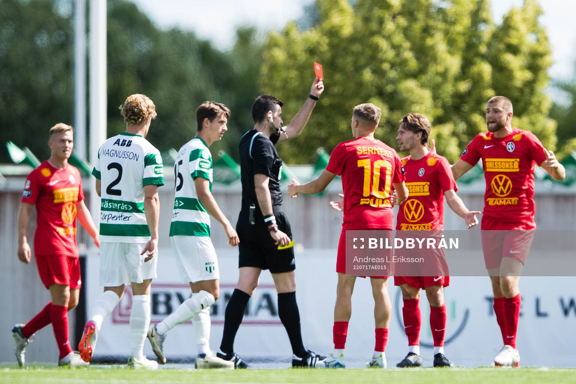 Landskronas Filip Ottosson får sitt andra gula kort och