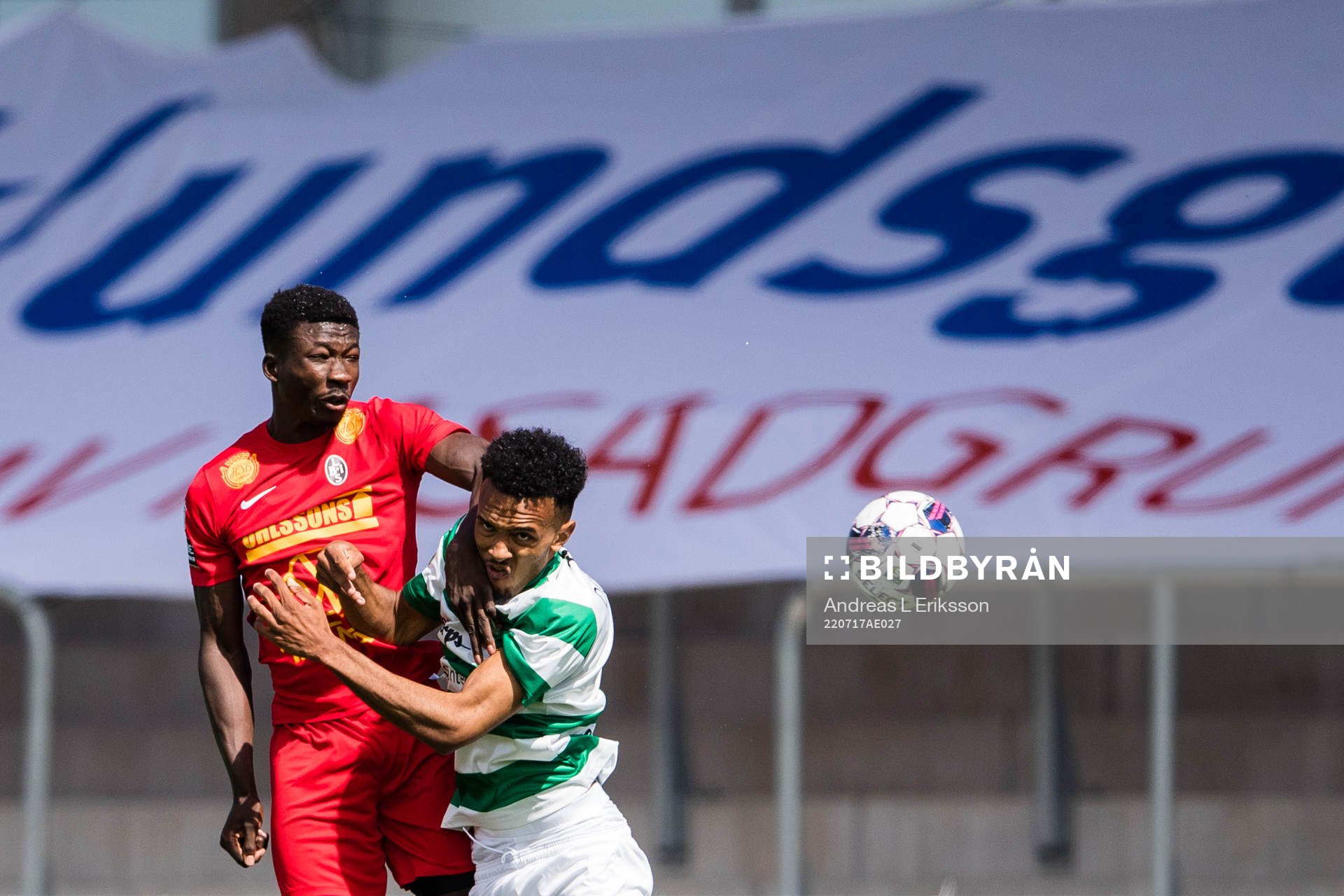 Landskronas Ousmane Diawara i en nickduell med Västerås Alex Douglas under fotbollsmatchen i Superettan mellan Västerås SK och Landskrona den 17 juli 2022 i Västerås.