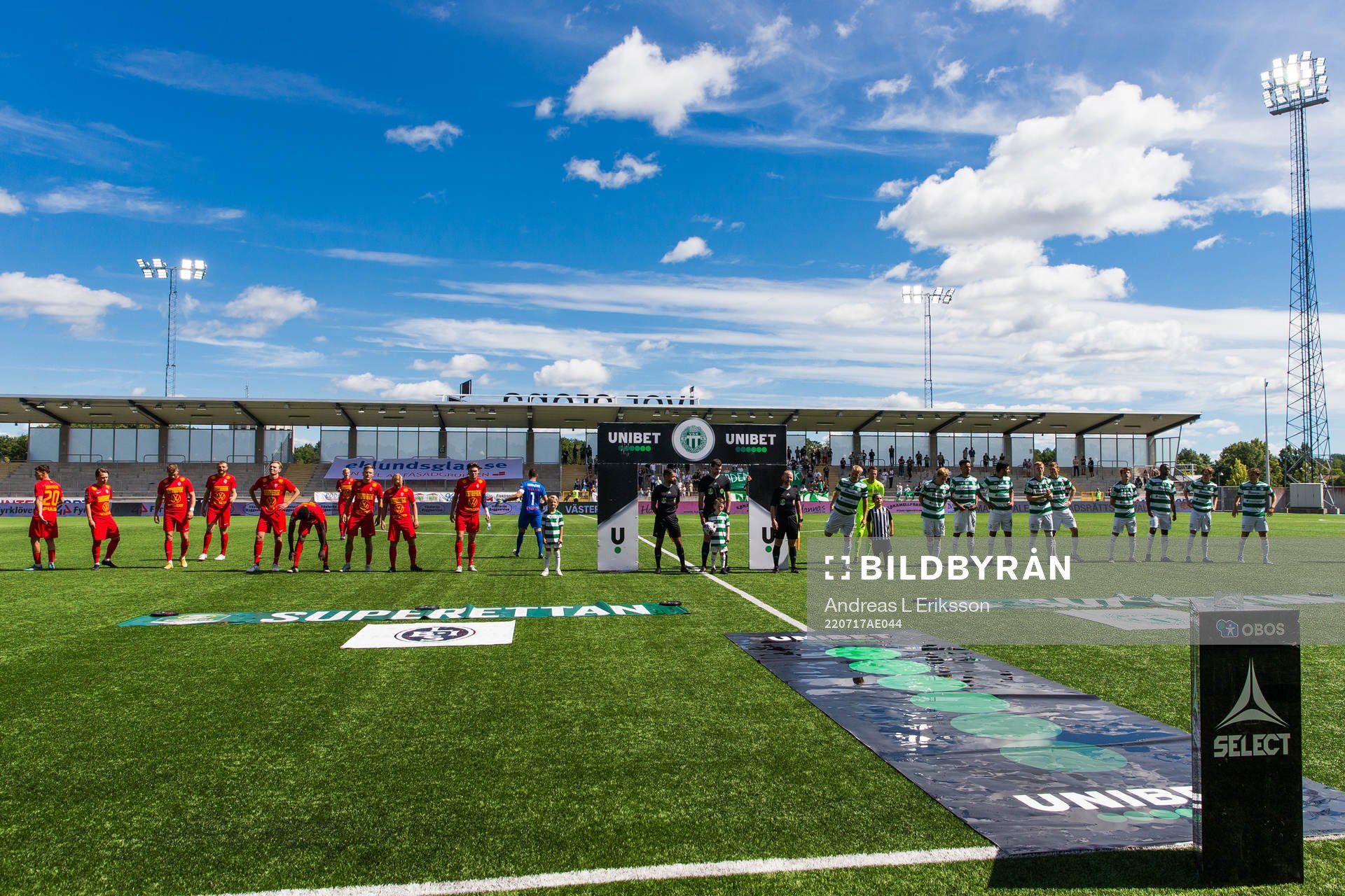 Landskronas spelare , domareteamet och Västerås spelare