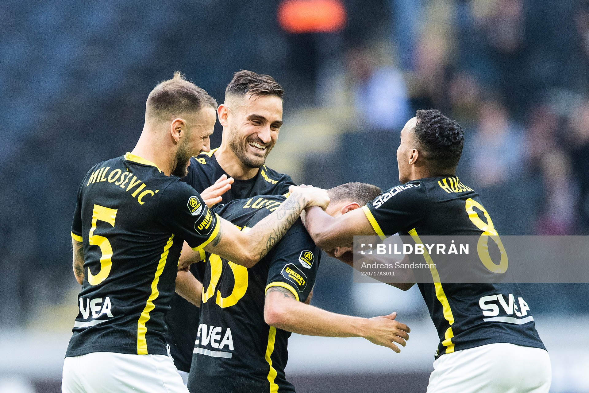 AIKs Mikael Lustig jublar med Alexander Milosevic, Sotirios Papagiannopoulos och Bilal Hussein efter 1-0 under fotbollsmatchen i Allsvenskan mellan AIK och Kalmar den 17 juli 2022 i Stockholm. 