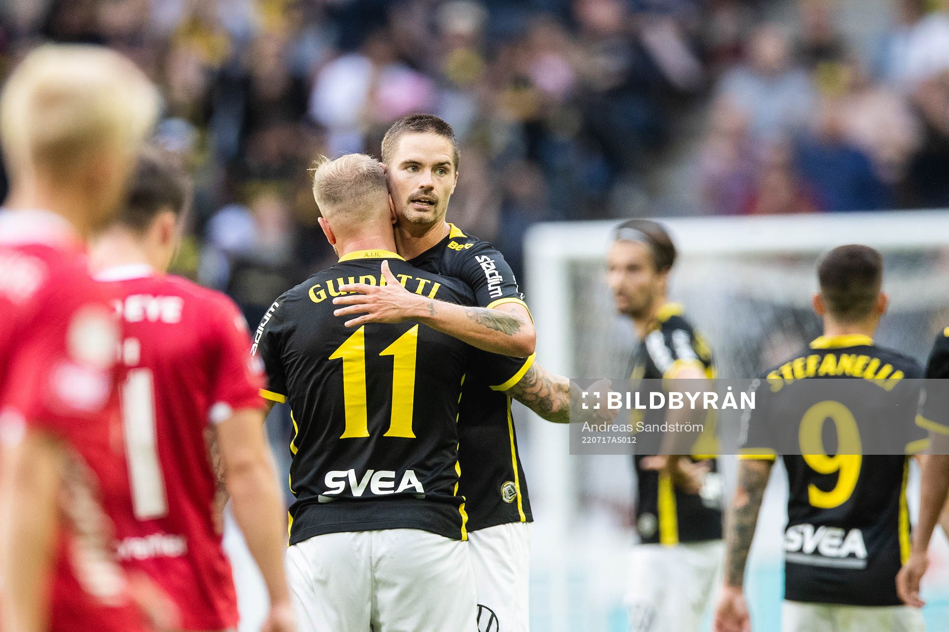 AIKs John Guidetti och Mikael Lustig jublar