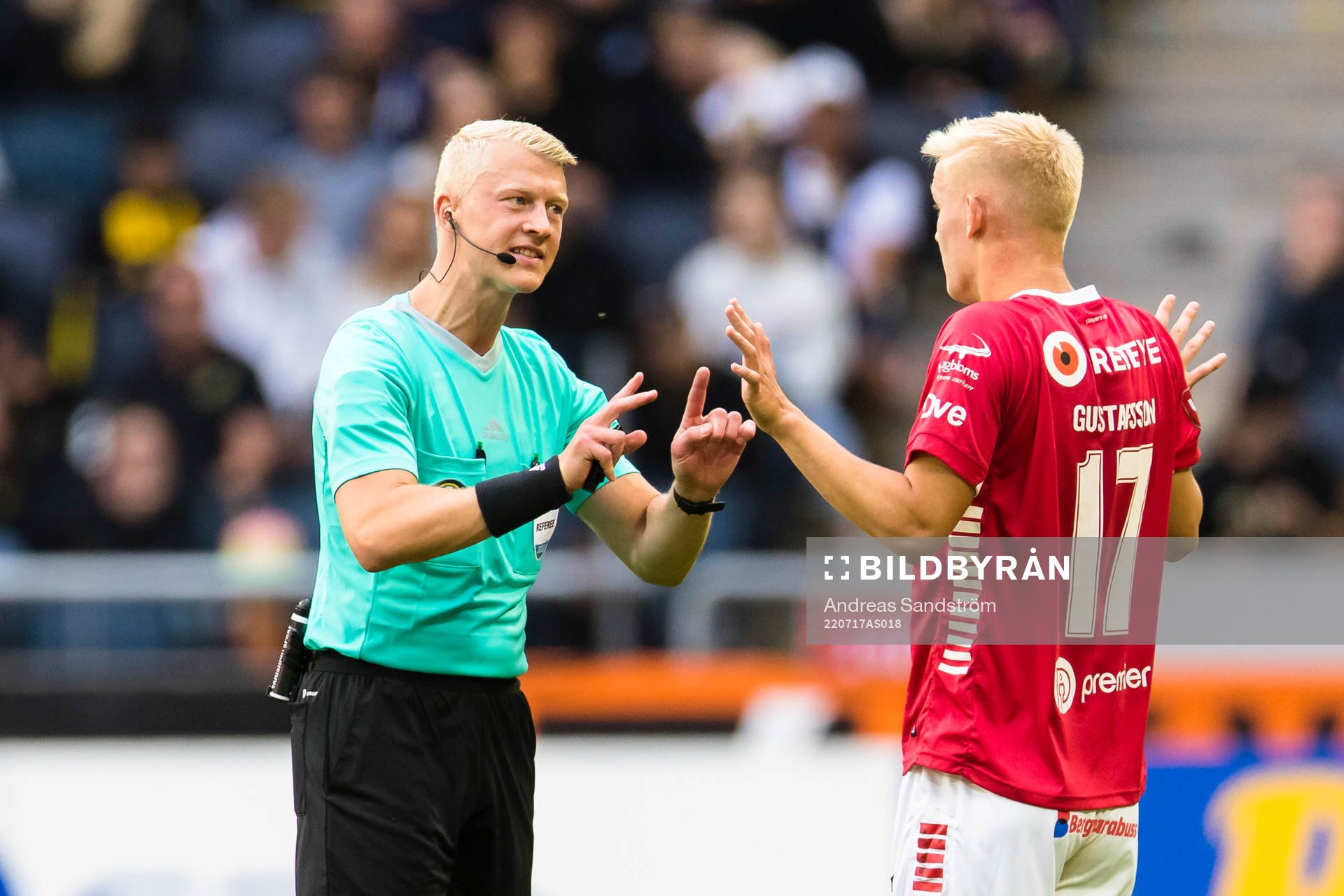 domare Adam Ladebäck i diskussion med Kalmars Carl