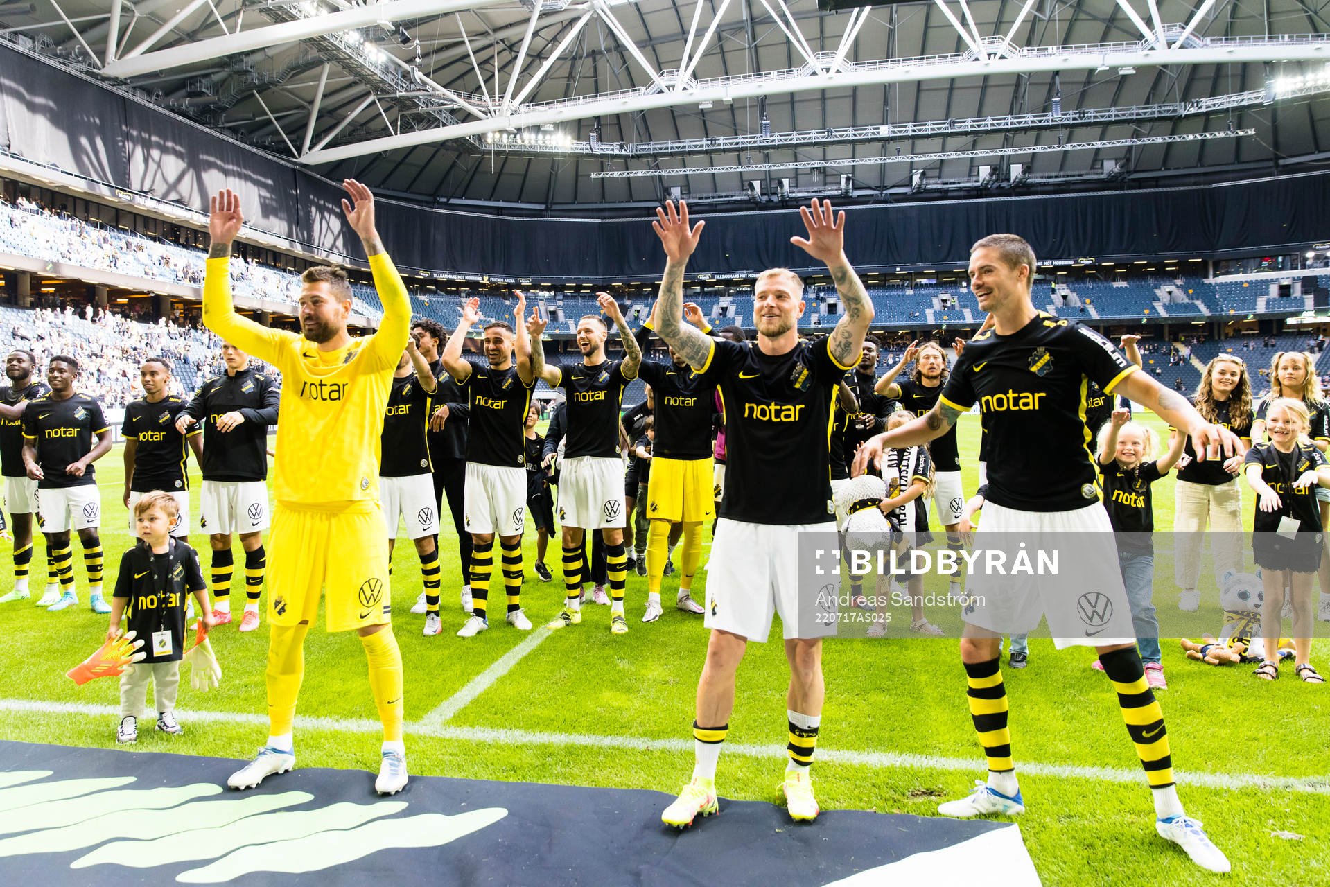 AIK:s målvakt Kristoffer Nordfeldt, John Guidetti och Mikael Lustig tackar publiken framför resten av laget efter fotbollsmatchen i Allsvenskan mellan AIK och Kalmar den 17 juli 2022 i Stockholm.