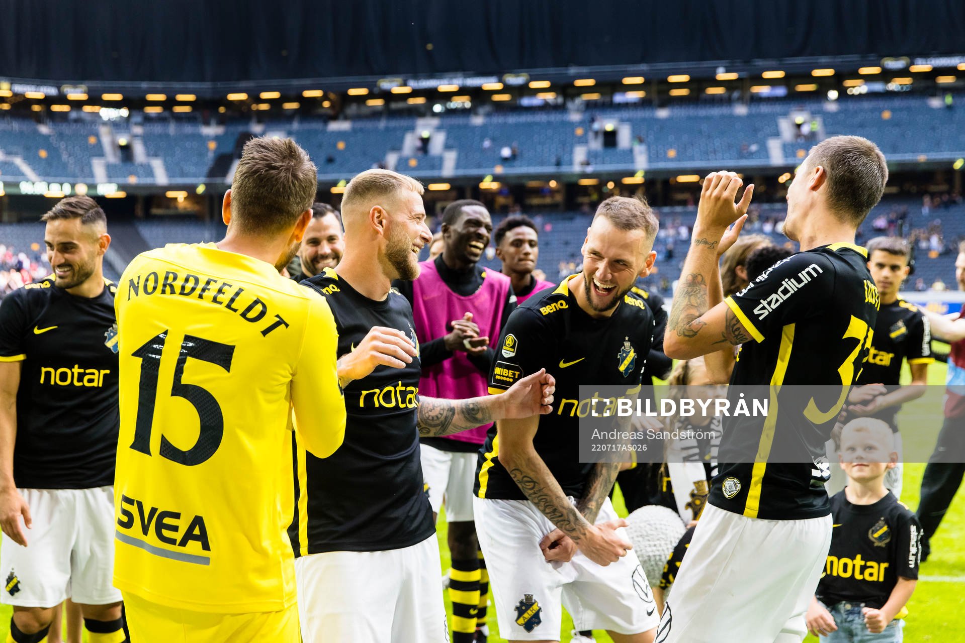 s John Guidetti, Alexander Milosevic och Mikael Lustig ser