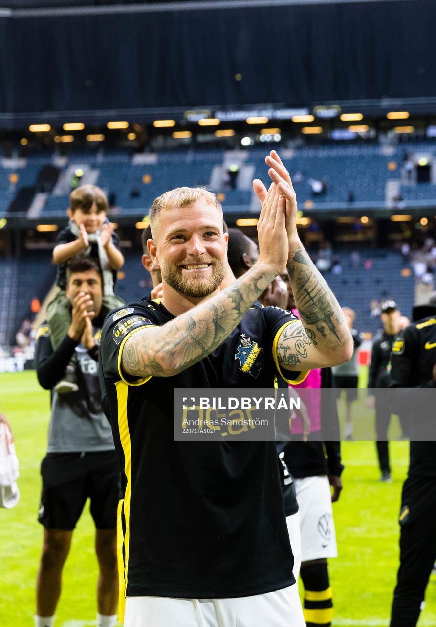AIK:s John Guidetti tackar publiken efter fotbollsmatchen i Allsvenskan mellan AIK och Kalmar den 17 juli 2022 i Stockholm. 