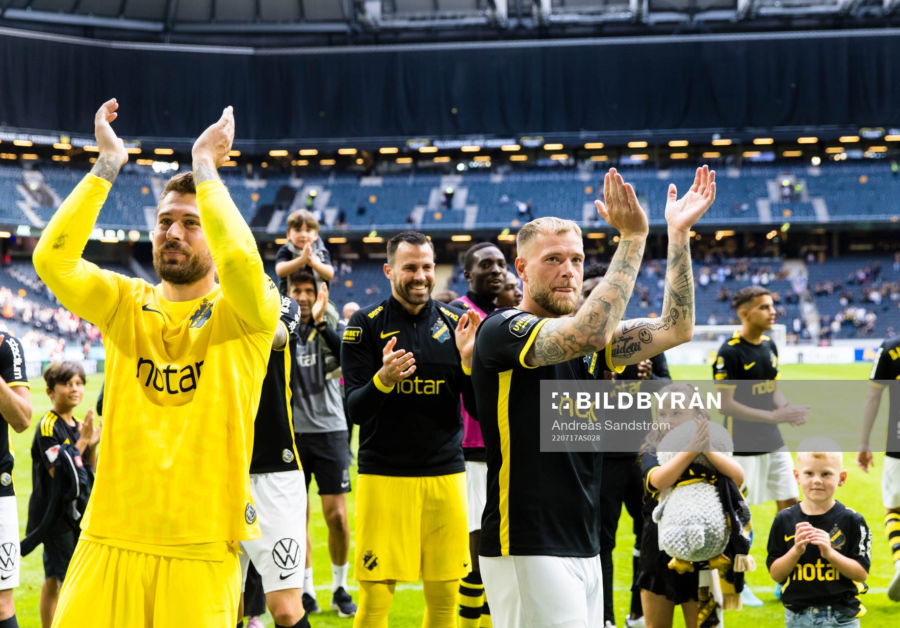 AIK:s John Guidetti tackar publiken efter fotbollsmatchen i Allsvenskan mellan AIK och Kalmar den 17 juli 2022 i Stockholm. 
