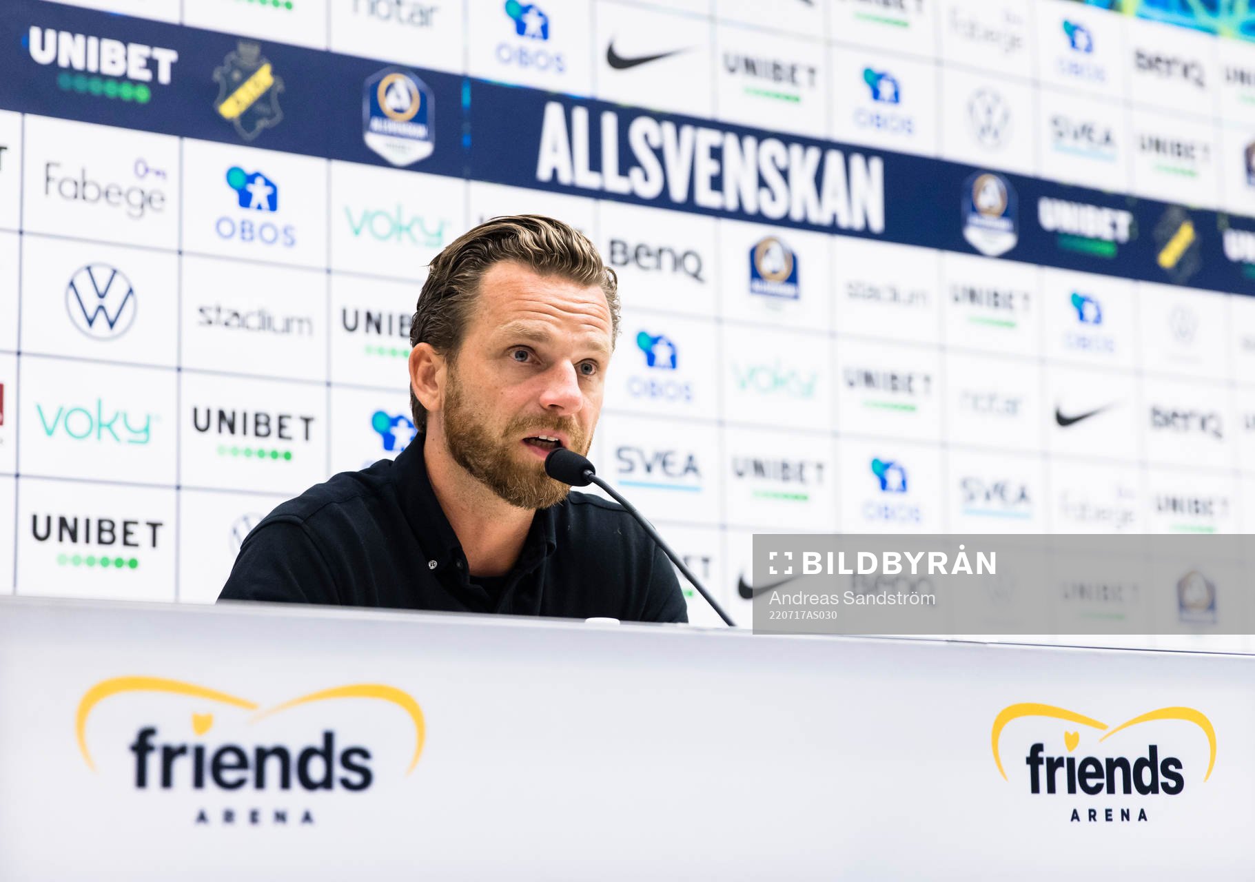s tränare Bartosz Grzelak på presskonferensen