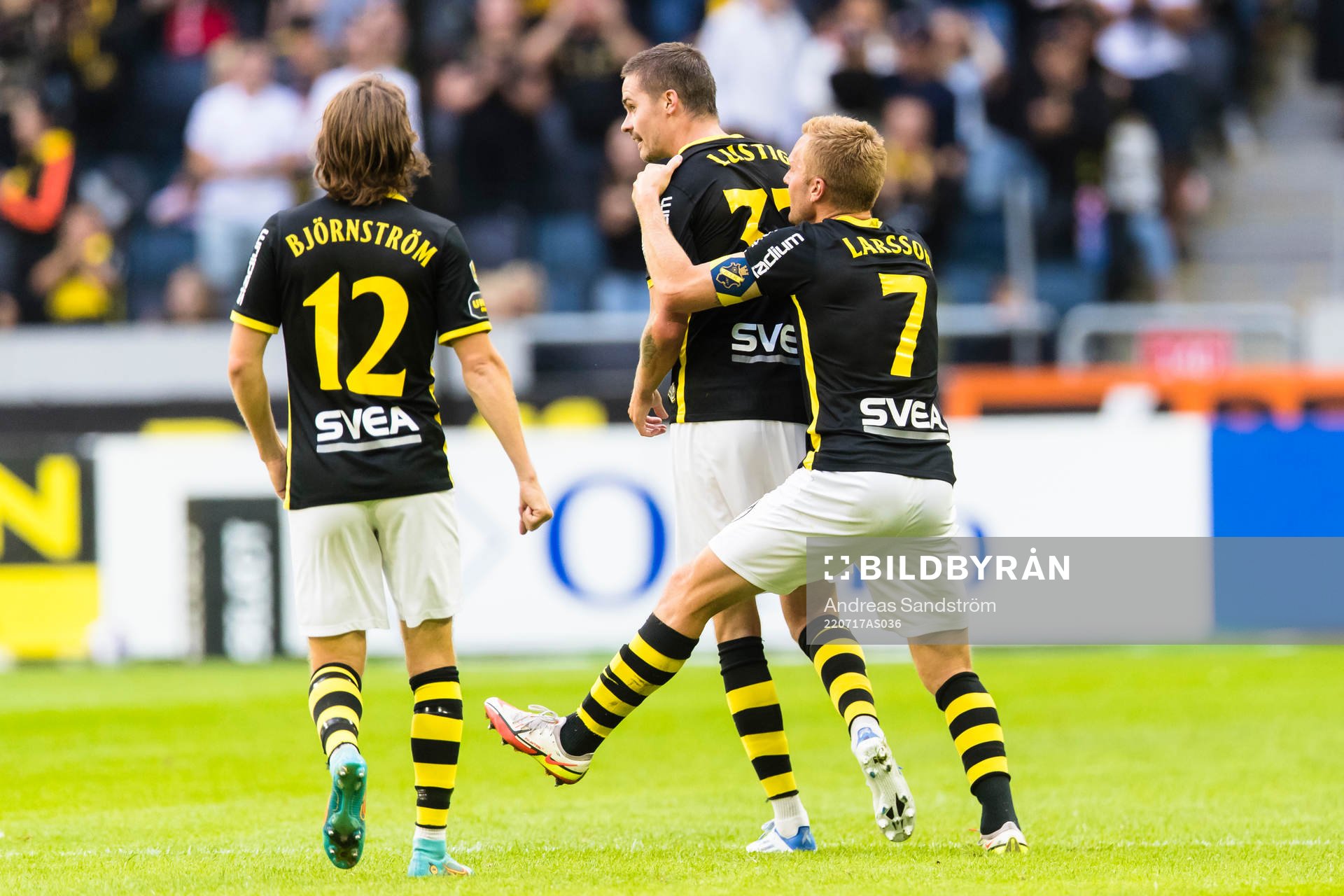 AIK:s Mikael Lustig (2:a höger) gör 1-0 och gratuleras av lagkamrater under fotbollsmatchen i Allsvenskan mellan AIK och Kalmar den 17 juli 2022 i Stockholm.