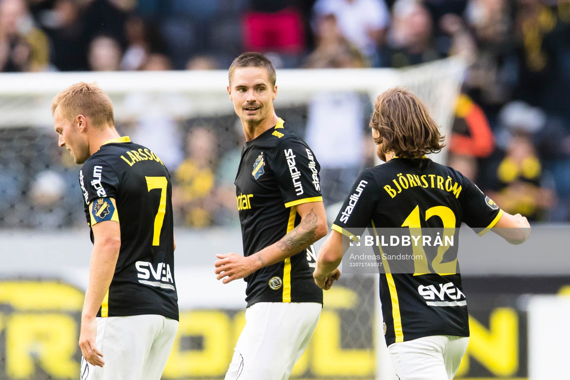 AIK:s Mikael Lustig (2:a höger) gör 1-0 och gratuleras av lagkamrater under fotbollsmatchen i Allsvenskan mellan AIK och Kalmar den 17 juli 2022 i Stockholm.