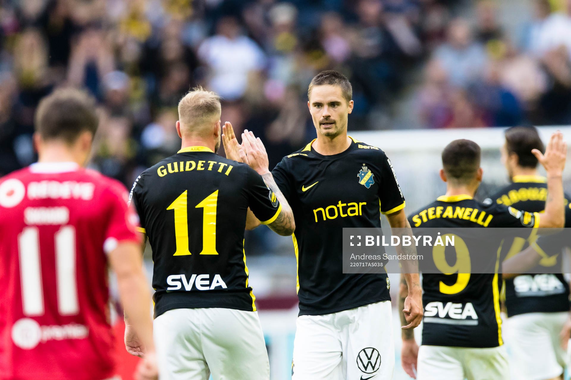 s Mikael Lustig gratuleras av John Guidetti