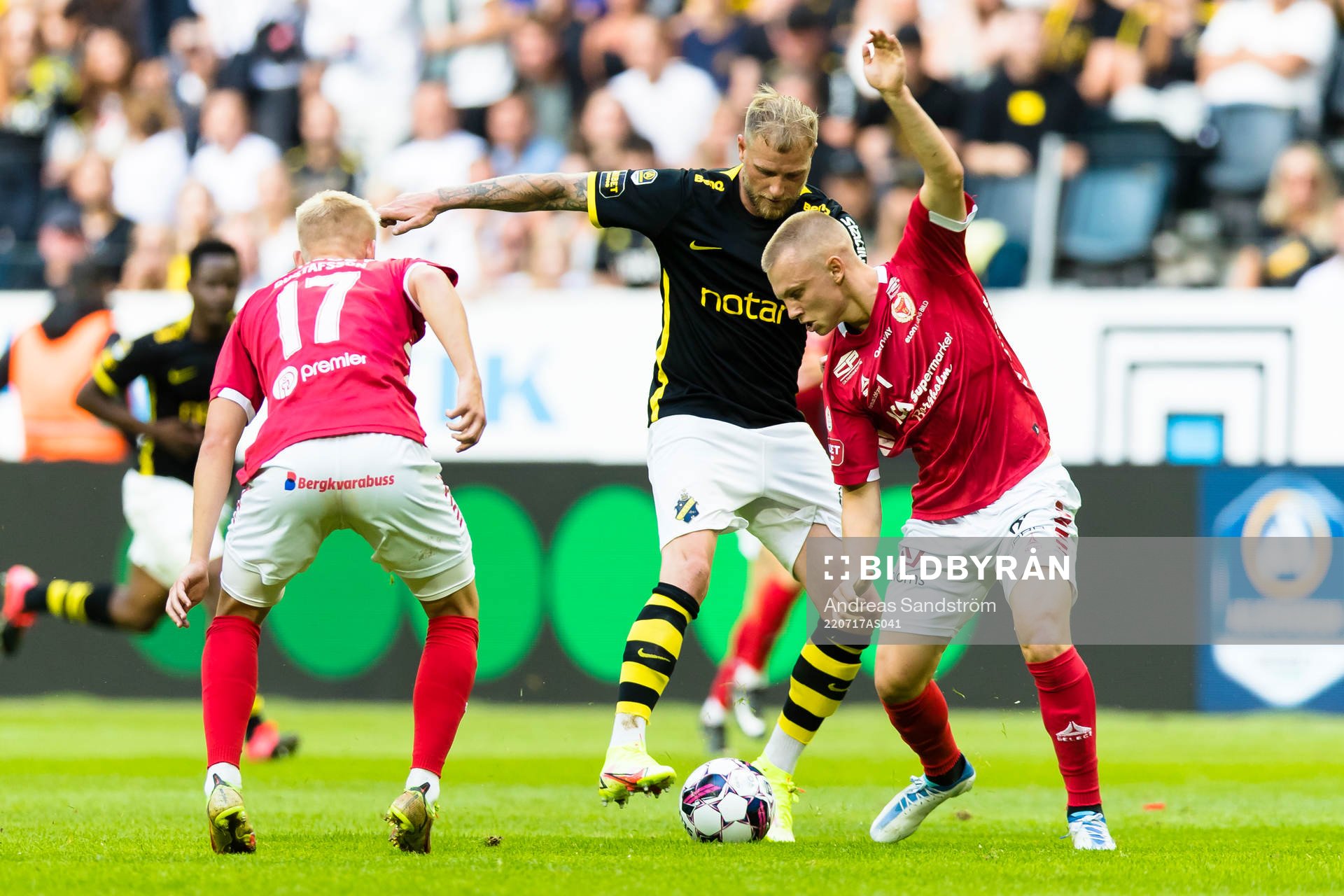 AIK:s John Guidettii kamp med Kalmars Isak Jansson under fotbollsmatchen i Allsvenskan mellan AIK och Kalmar den 17 juli 2022 i Stockholm. 