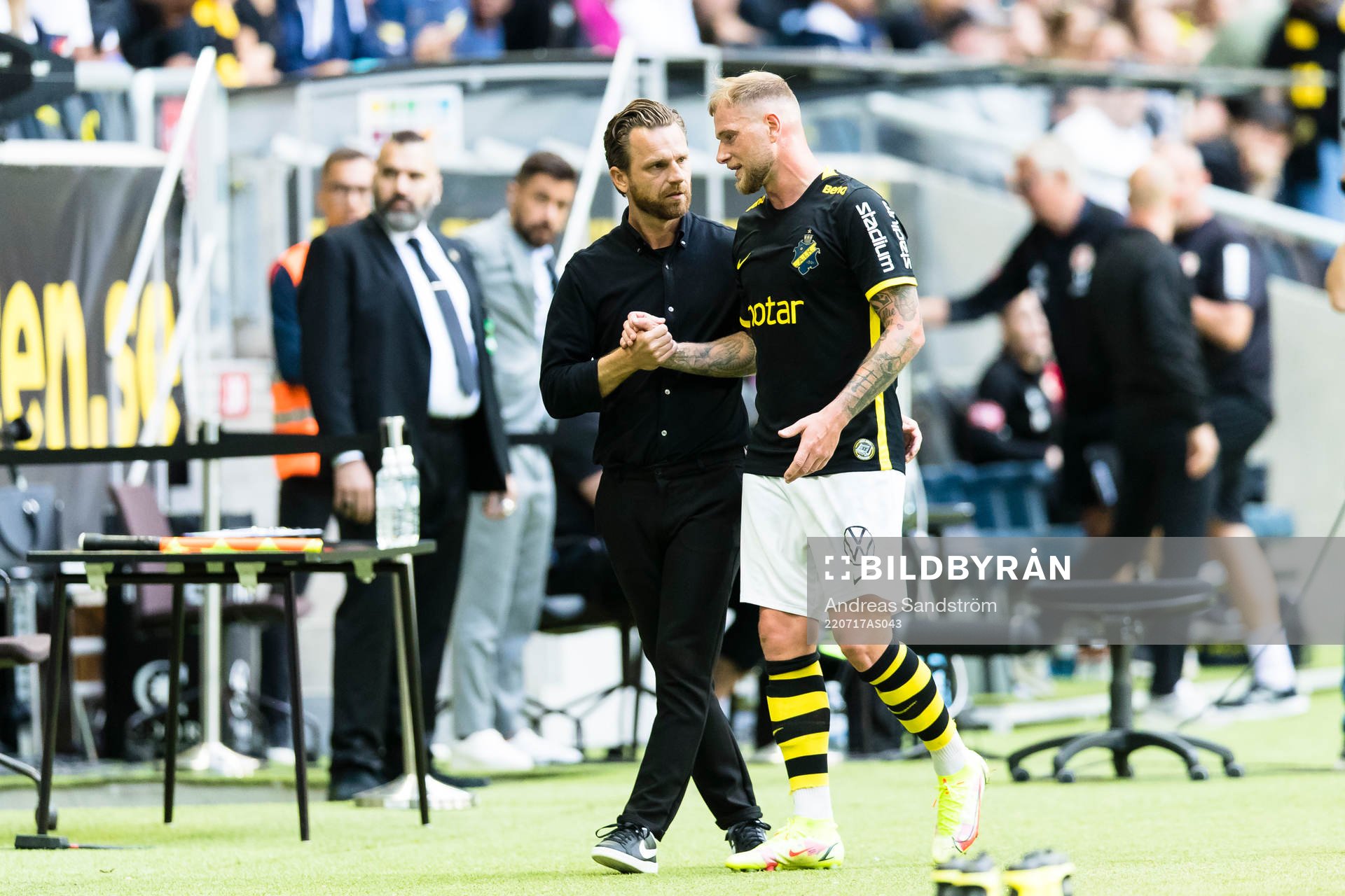 AIK:s John Guidetti byt ut och samtalar med tränare Bartosz Grzelak under fotbollsmatchen i Allsvenskan mellan AIK och Kalmar den 17 juli 2022 i Stockholm.