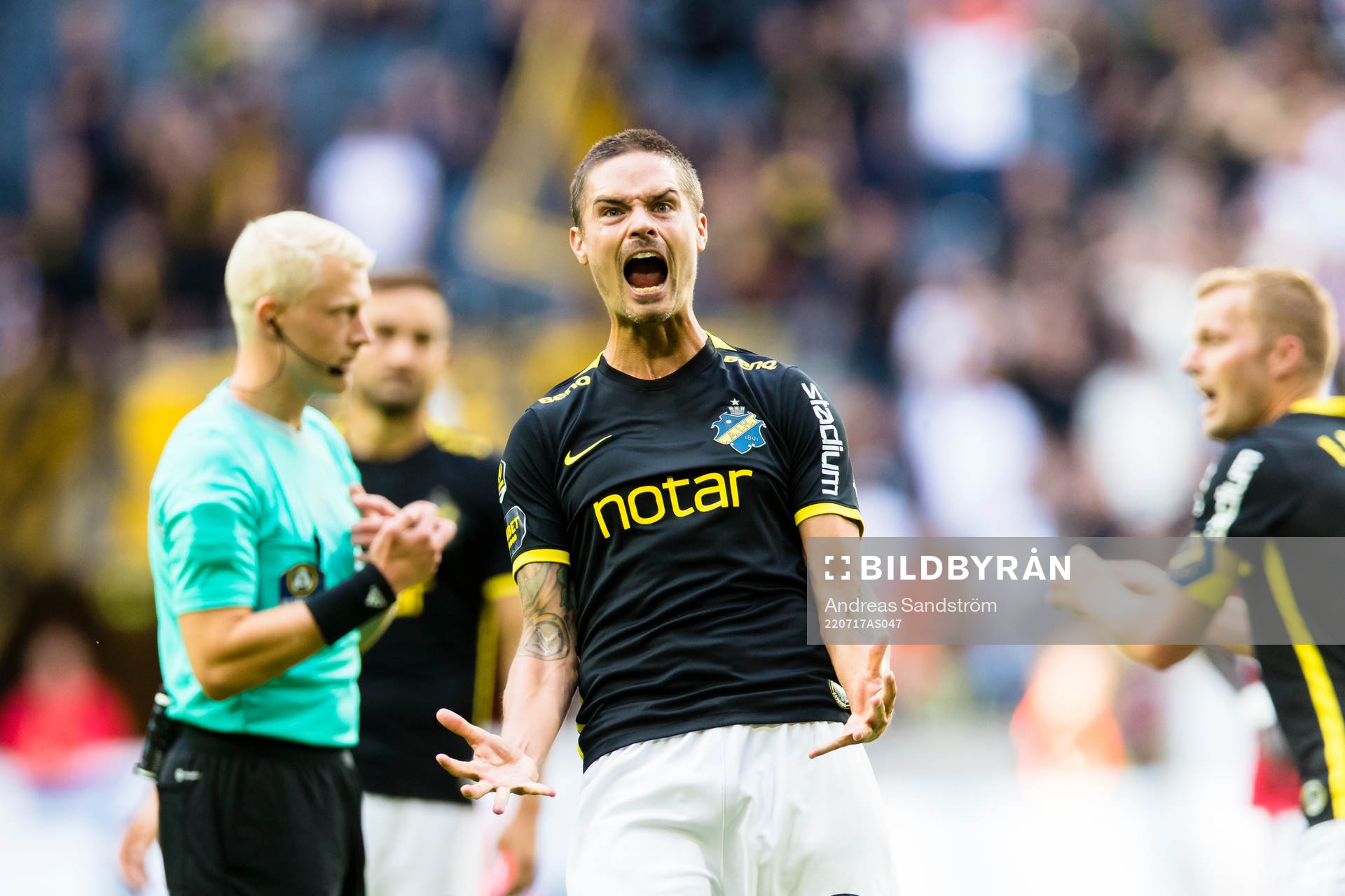 s Mikael Lustig reagerar på ett domslut