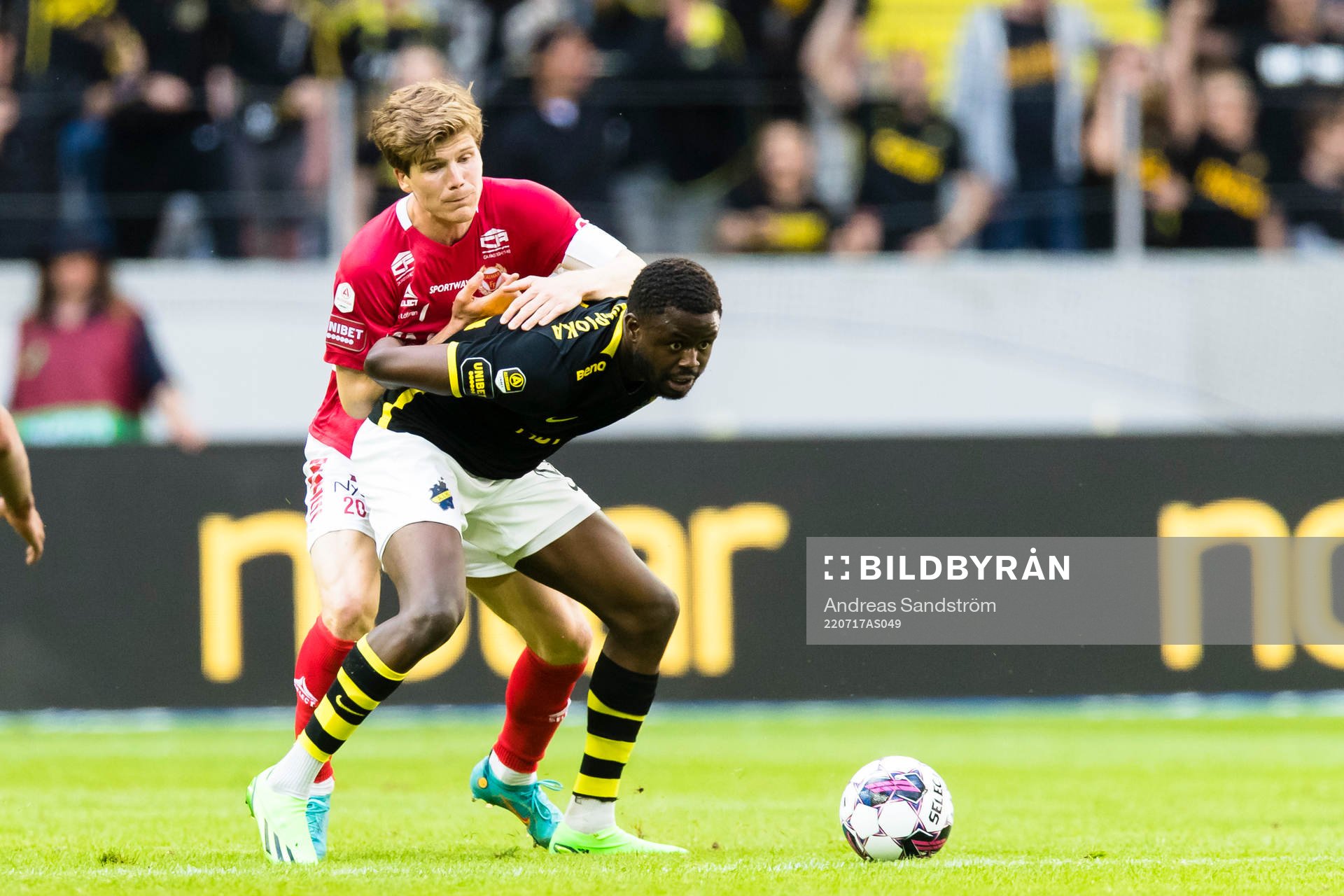 Kalmars Oliver Berg i kamp om bollen med AIK:s Benjamin Mbunga Kimpioka under fotbollsmatchen i Allsvenskan mellan AIK och Kalmar den 17 juli 2022 i Stockholm.