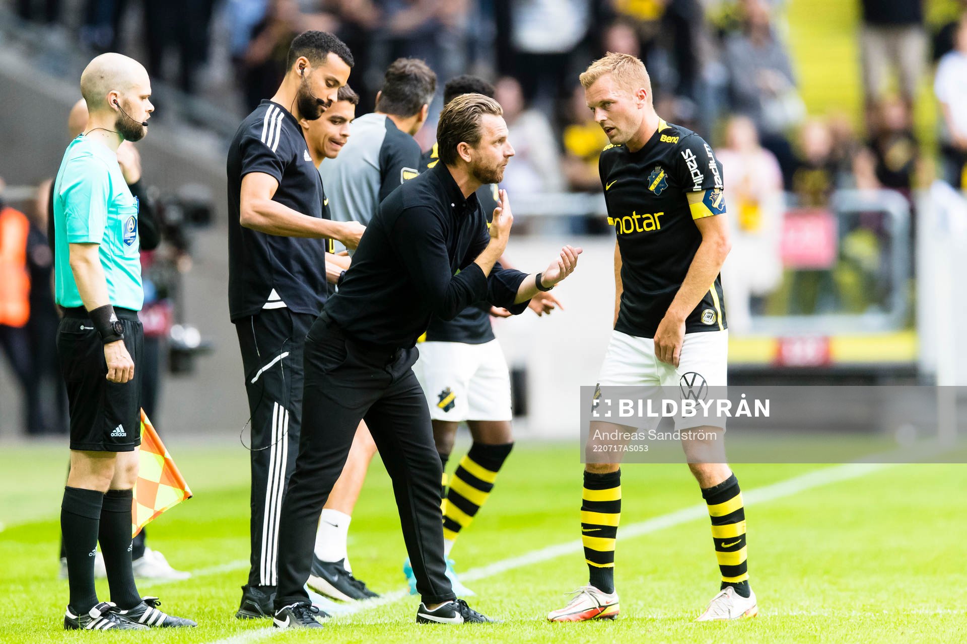 s tränare Bartosz Grzelak ger direktiv till AIK:s