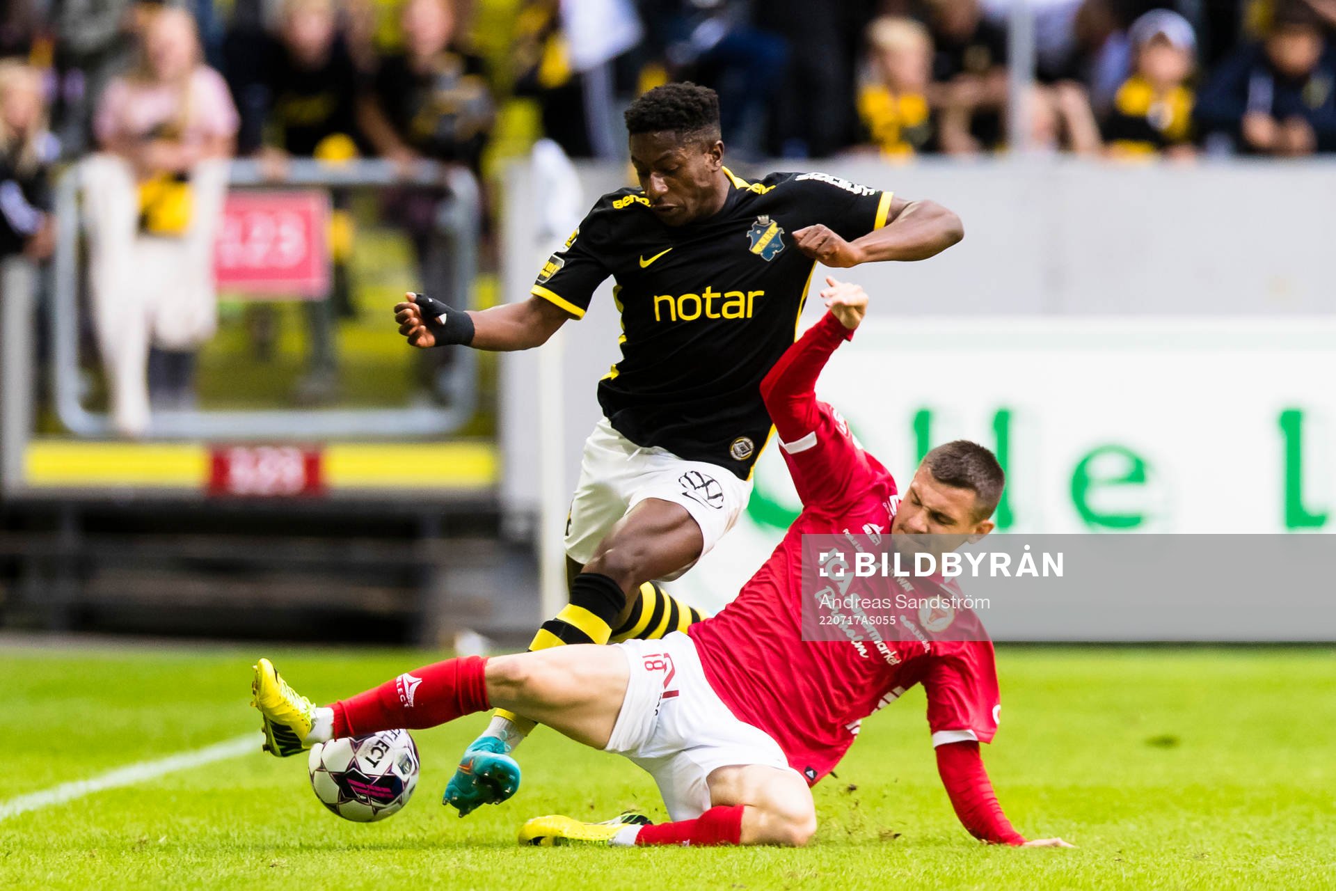 s Josafat Mendes i kamp om bollen med Kalmars Isak Bjerkebo