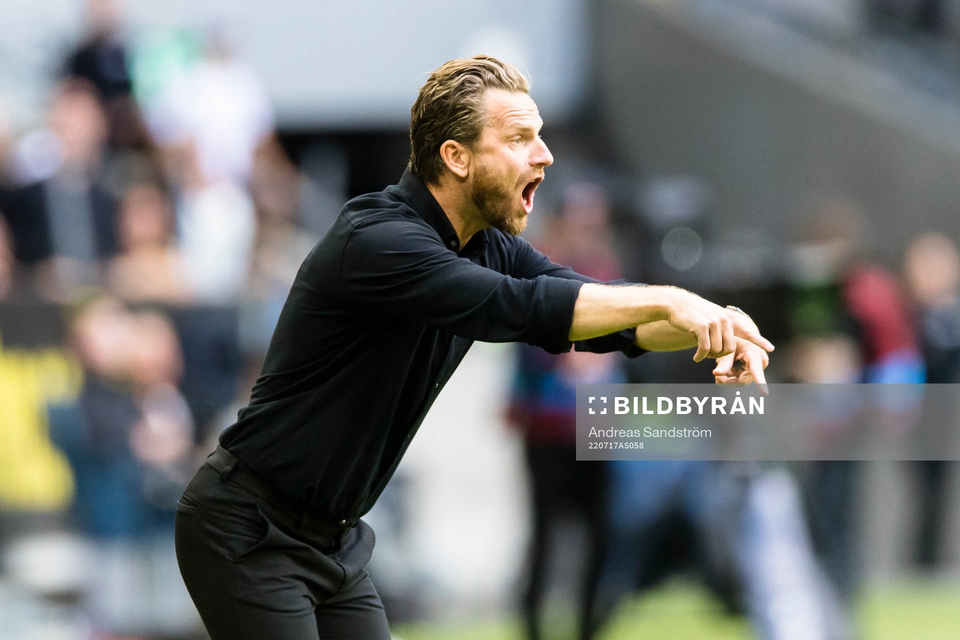 AIK:s tränare Bartosz Grzelak under fotbollsmatchen i Allsvenskan mellan AIK och Kalmar den 17 juli 2022 i Stockholm. 