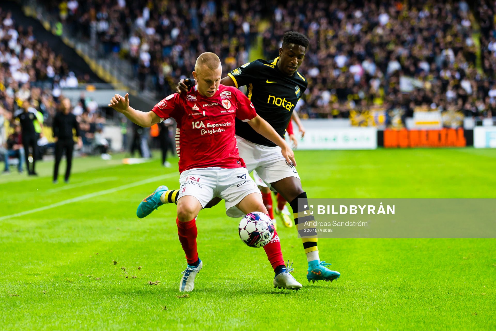 Kalmars Isak Jansson i kamp med AIK:s Josafat Mendes under fotbollsmatchen i Allsvenskan mellan AIK och Kalmar den 17 juli 2022 i Stockholm. 