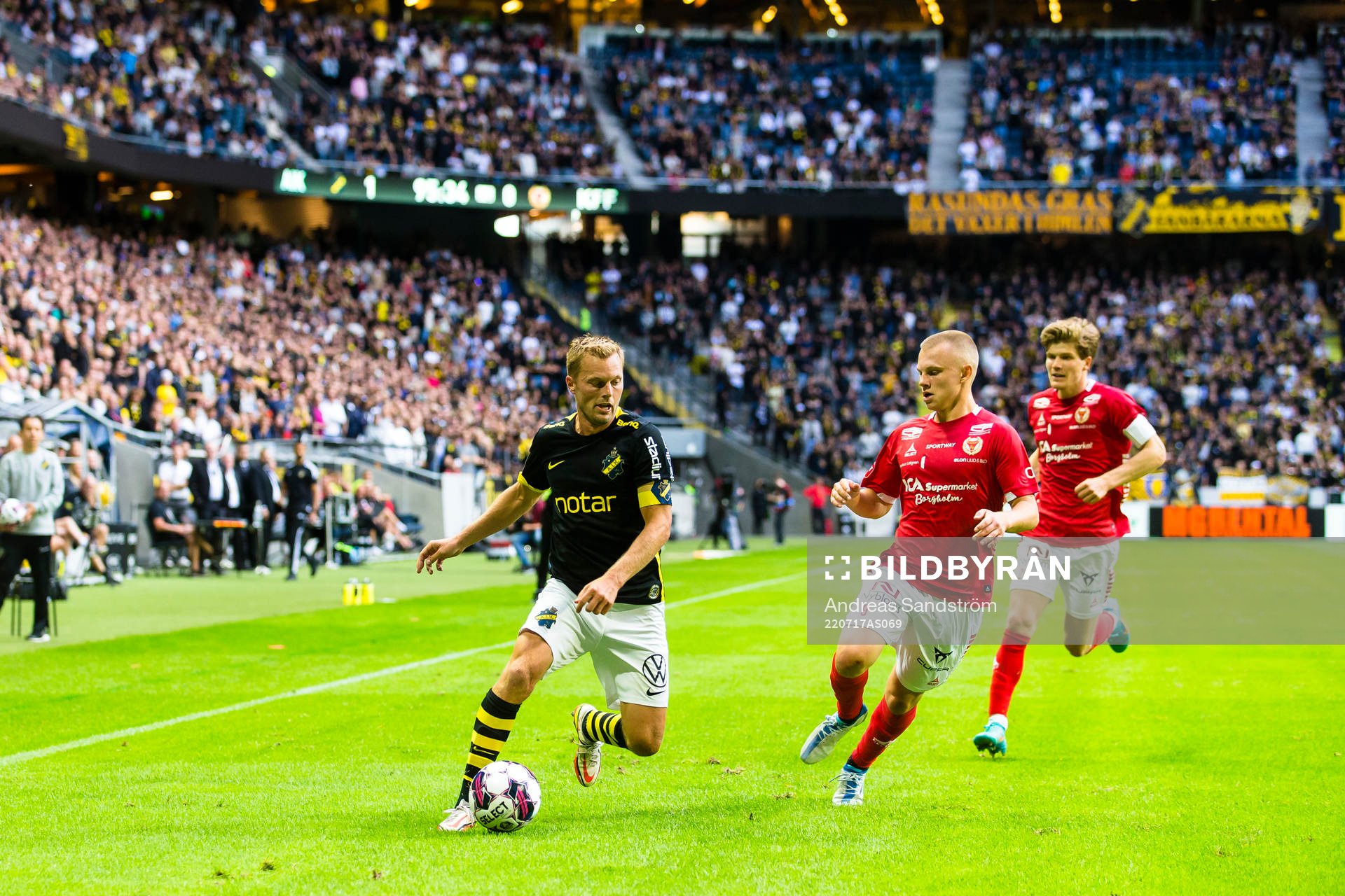 s Sebastian Larsson i kamp om bollen med Kalmars Isak