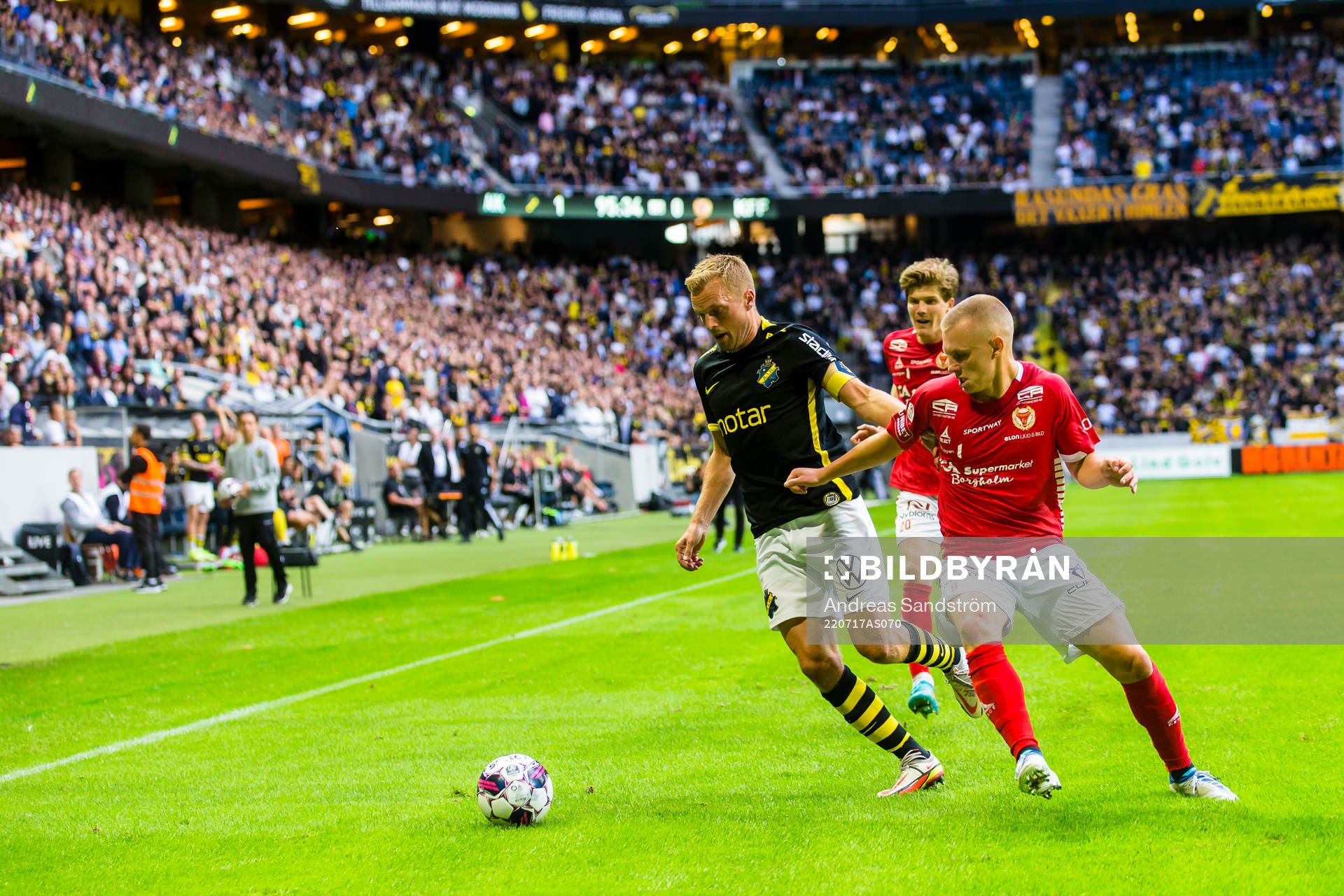 AIK:s Sebastian Larsson i kamp om bollen med Kalmars Isak Jansson under fotbollsmatchen i Allsvenskan mellan AIK och Kalmar den 17 juli 2022 i Stockholm.