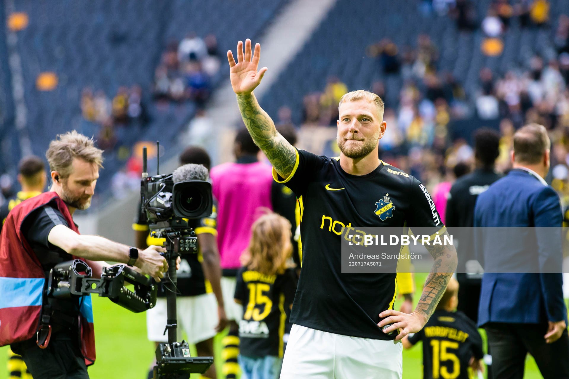 AIK:s John Guidetti tackar publiken efter fotbollsmatchen i Allsvenskan mellan AIK och Kalmar den 17 juli 2022 i Stockholm. 