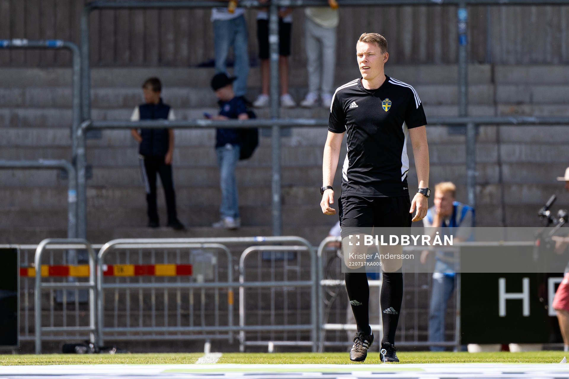 Domare Oscar Johnson före fotbollsmatchen i Superettan