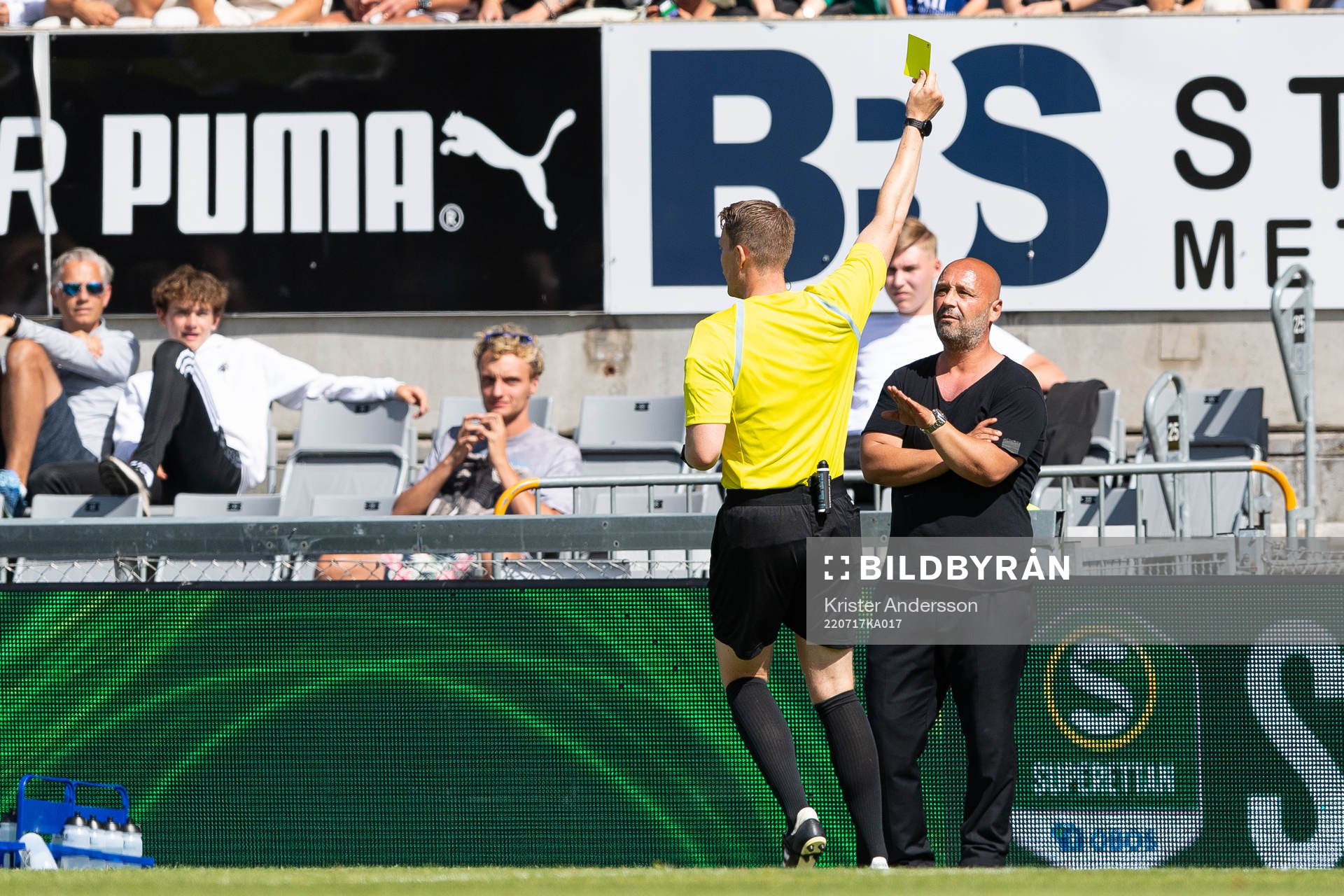 Utsiktens manager Bosko Orovic får en varning under fotbollsmatchen i Superettan mellan Halmstad och Utsikten den 17 juli 2022 i Halmstad.