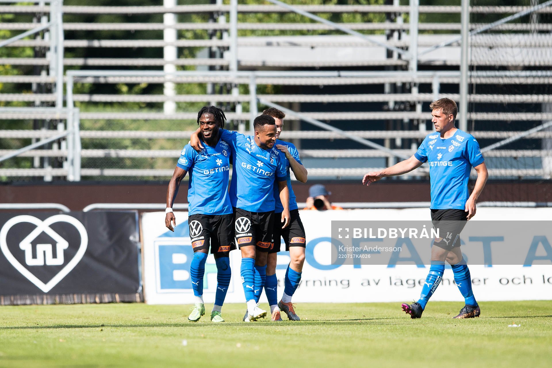 Halmstads Joseph Baffo jublar med Marcus Olsson och Mikael