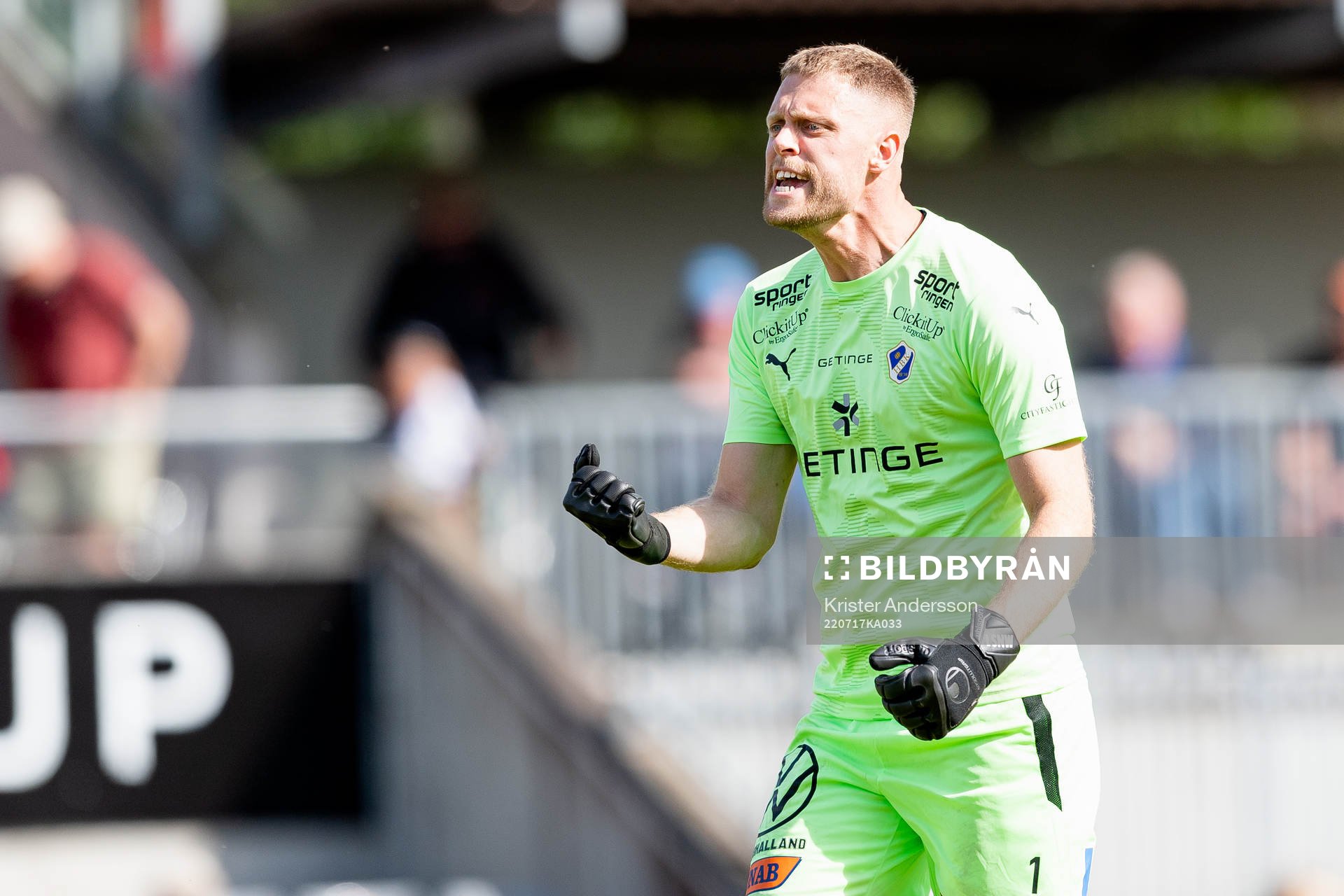 Halmstads målvakt Malkolm Nilsson Säfqvist jublar