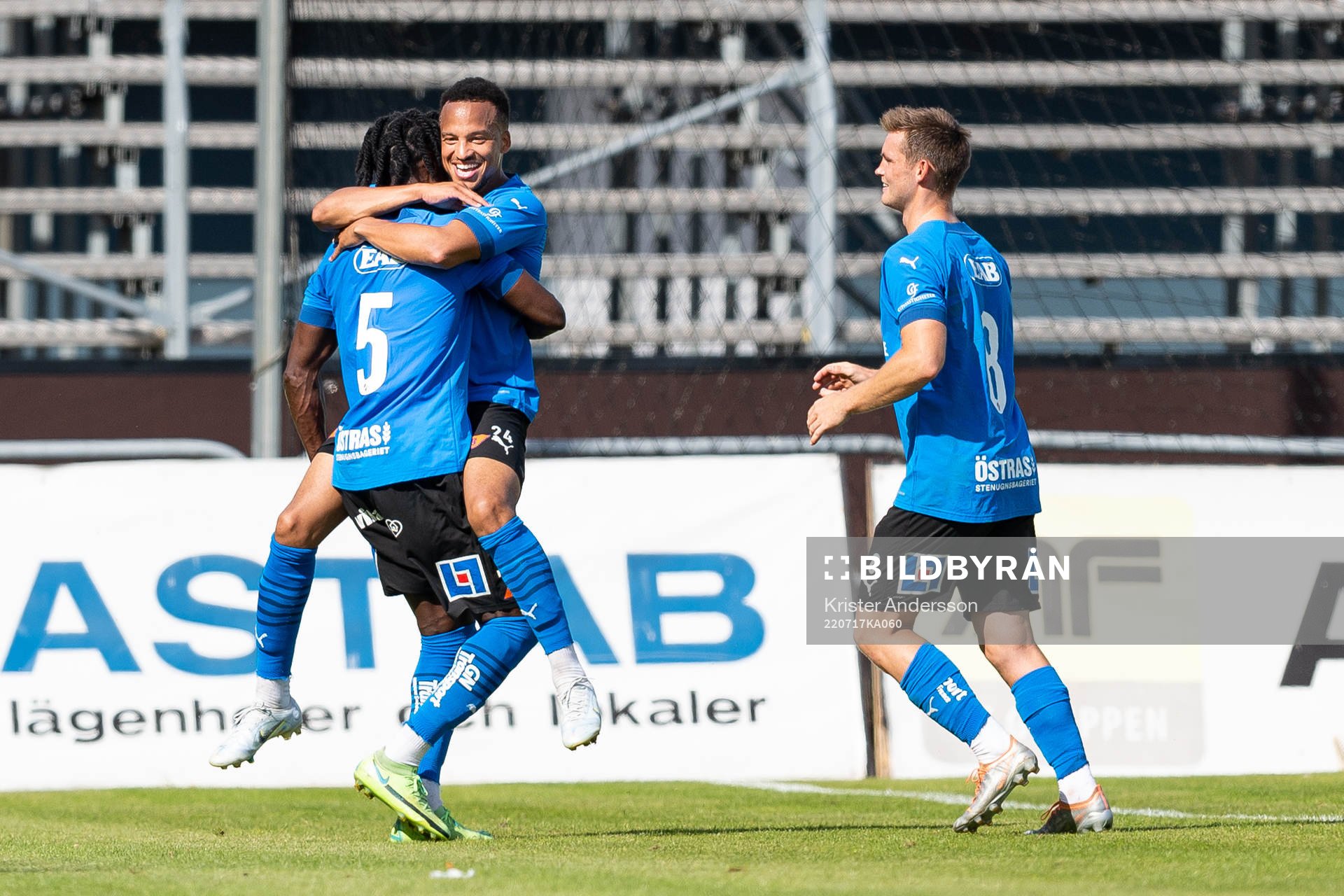 Halmstads Joseph Baffo jublar med Marcus Olsson