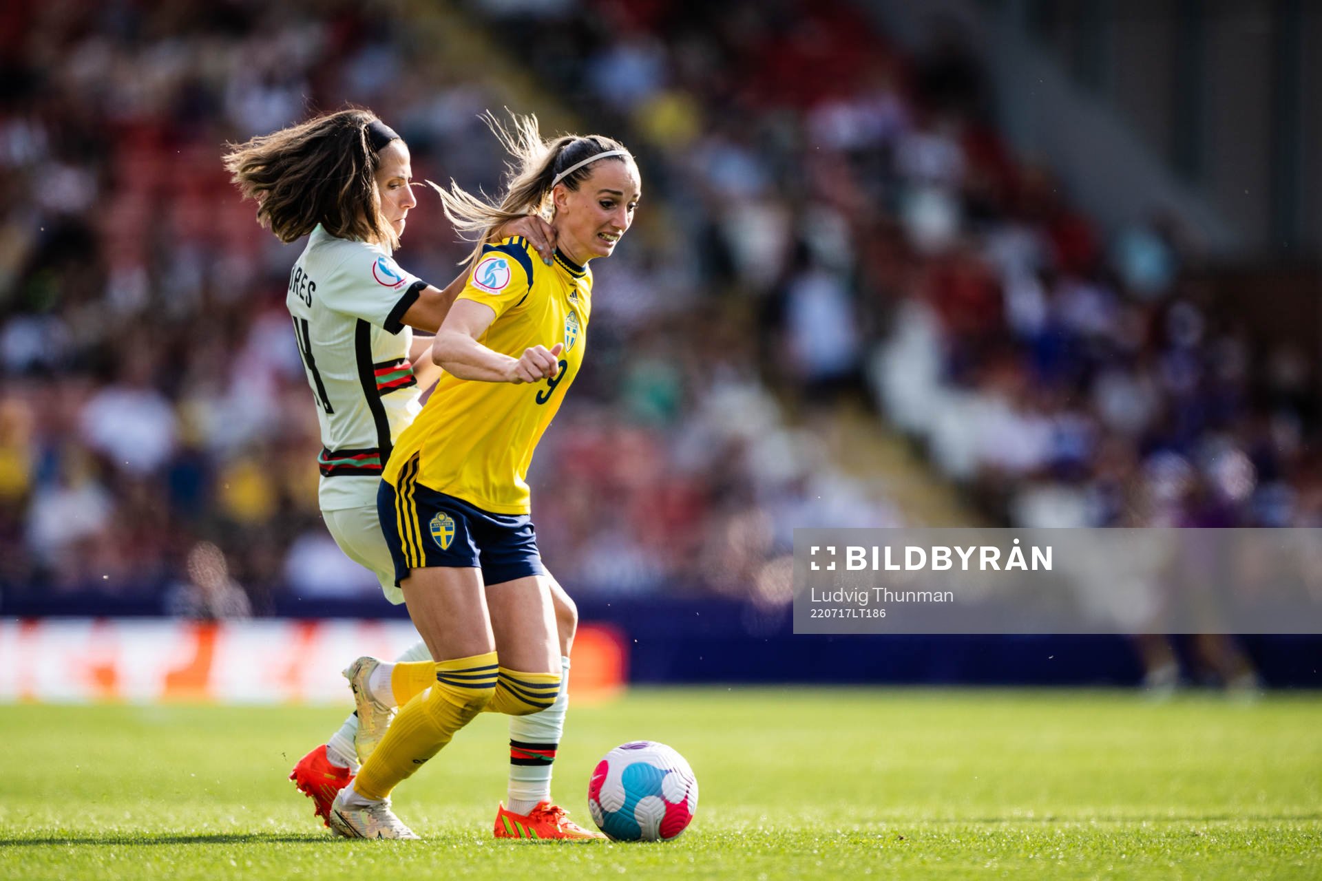 Kosovare Asllani of Sweden and Dolores Silva of Portugal
